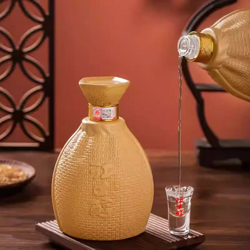 500ml Chinese Laotan series Baijiu 52% VOL White Liquor Rich in Taste for Gift Packaged in Bottle