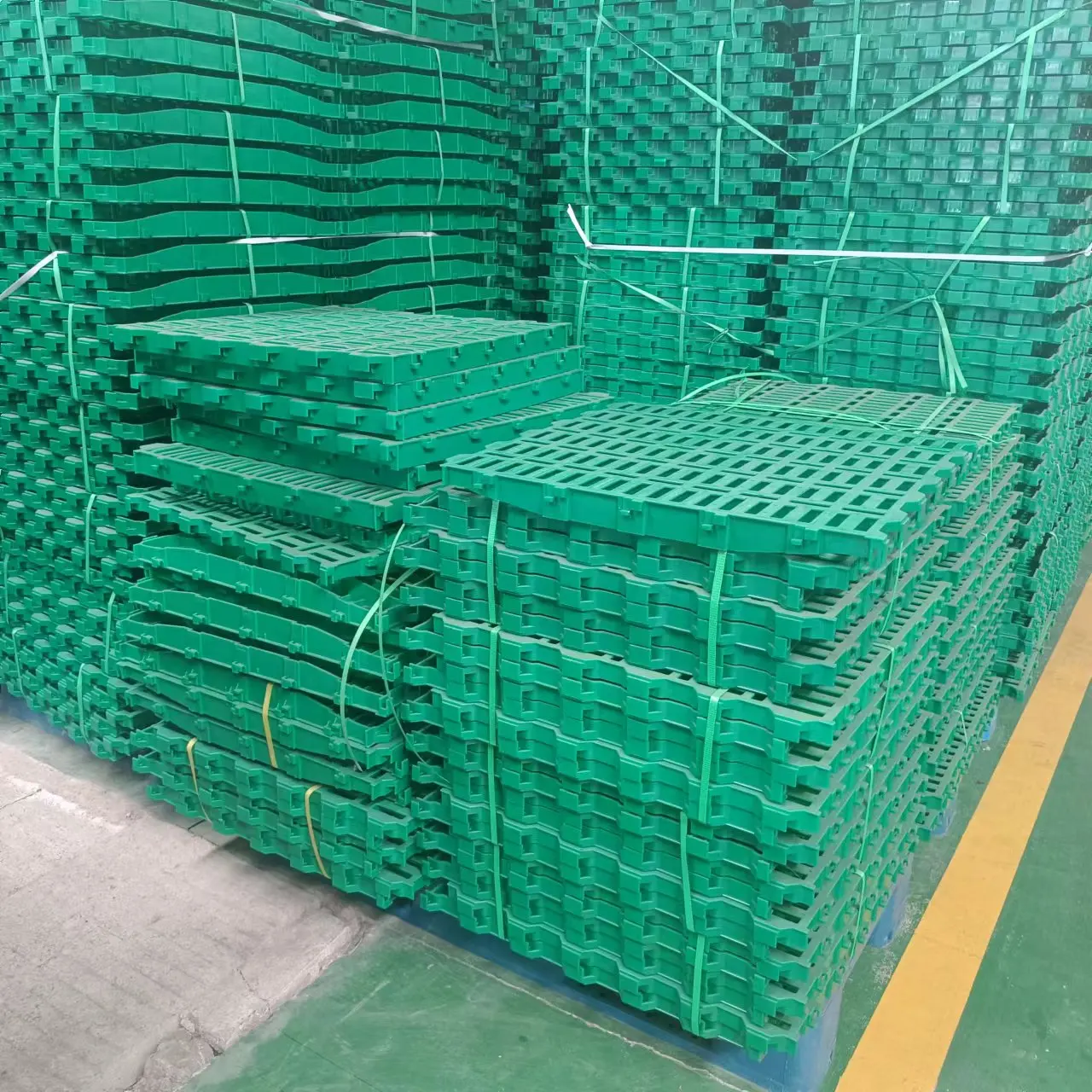 anti skid eight years warranty sheep farm plastic slatted flooring for goat pig shed