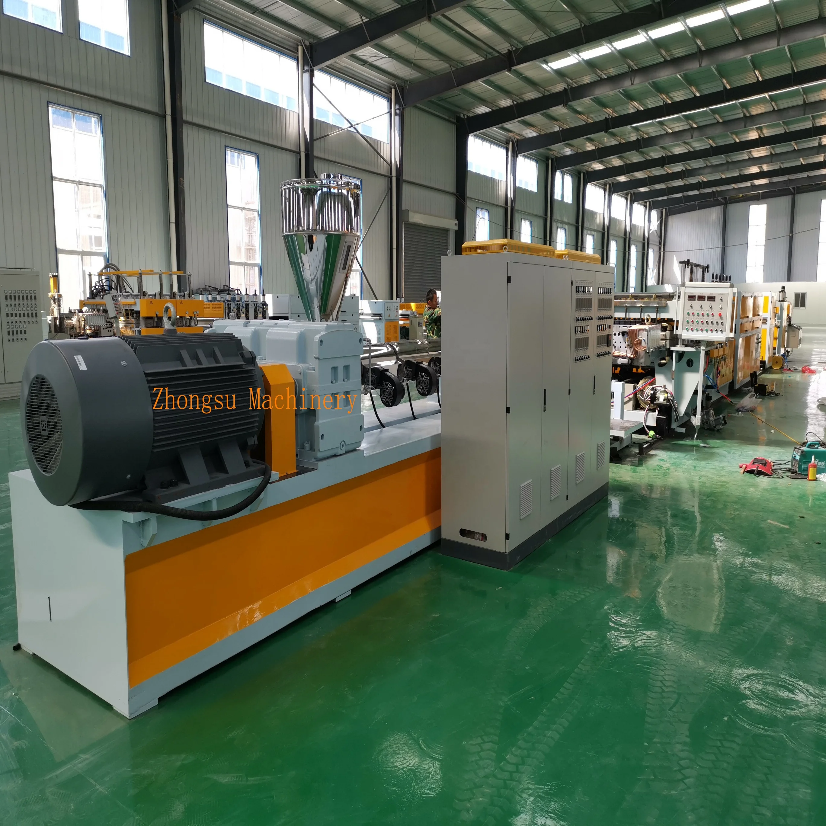 Машина для изготовления гофрированного листа с полипропиленовой полой сеткой