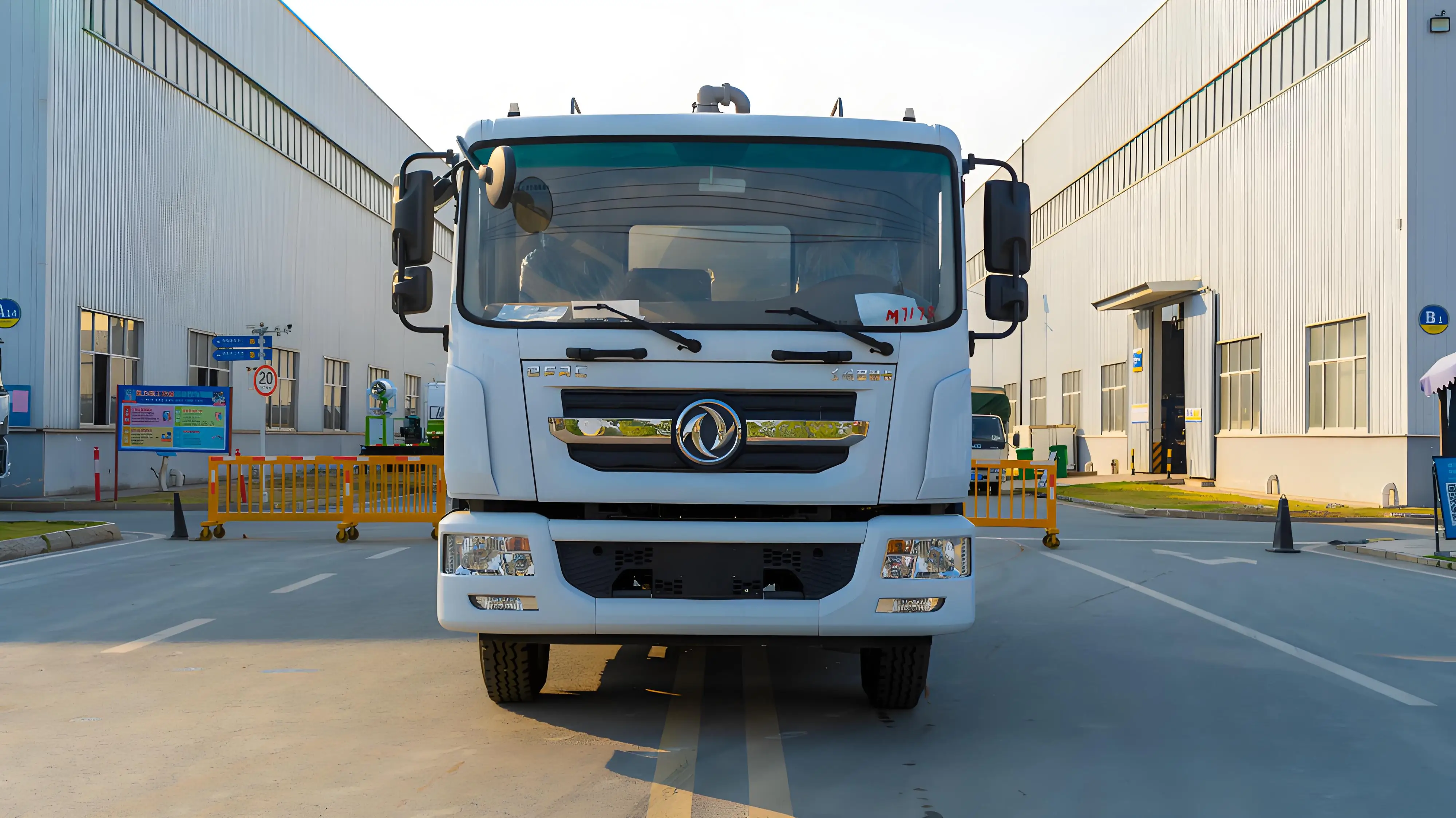 Dongfeng Duolika Cylindrical - tank Sewage Suction Truck with a Capacity of 12 Cubic Meters
