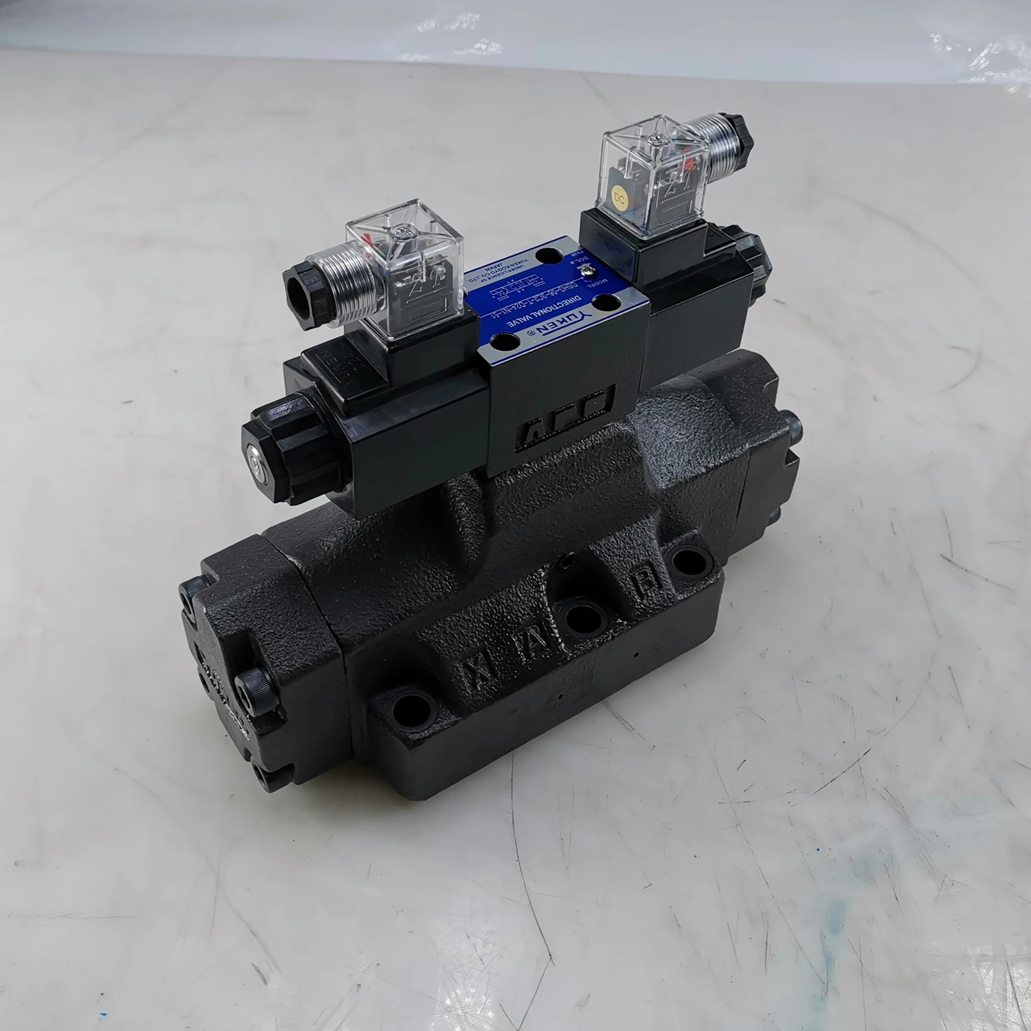 YUKEN DSG/DSHG hydraulic reversing solenoid valve DSHG-04-2B10-E-D24-N1-50 DSHG-04-3C2-D24-50 electro-hydraulic control valve