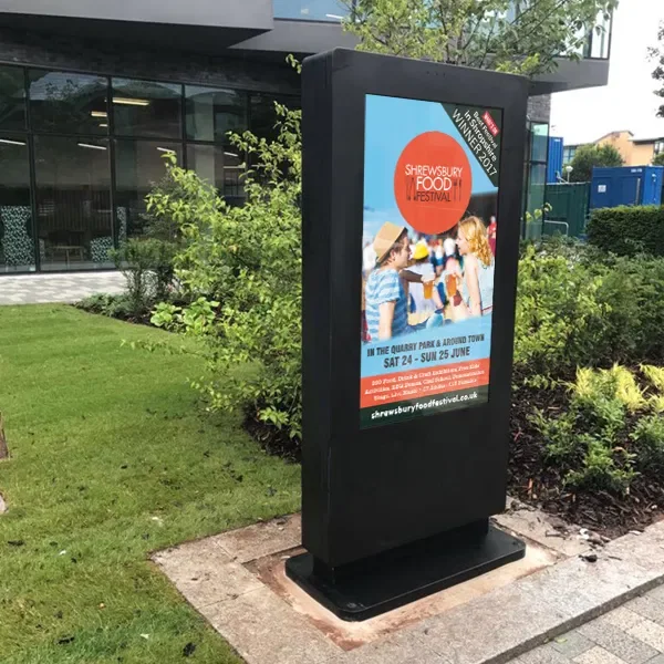 Outdoor Waterproof Digital Signage 65 Inch  2500 Nits Sunlight Readable LCD Monitor