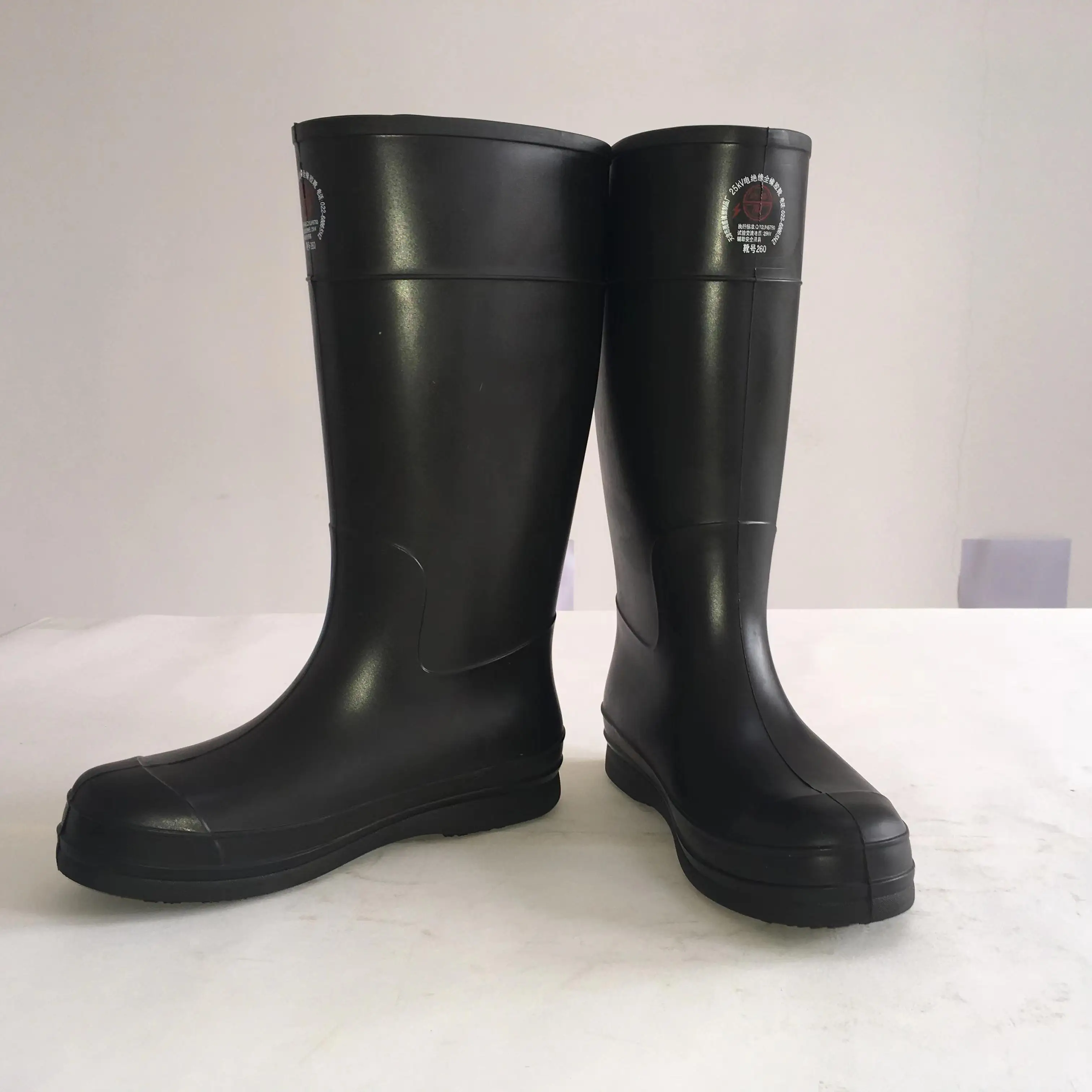 Резиновые сапоги с изоляцией высокого напряжения