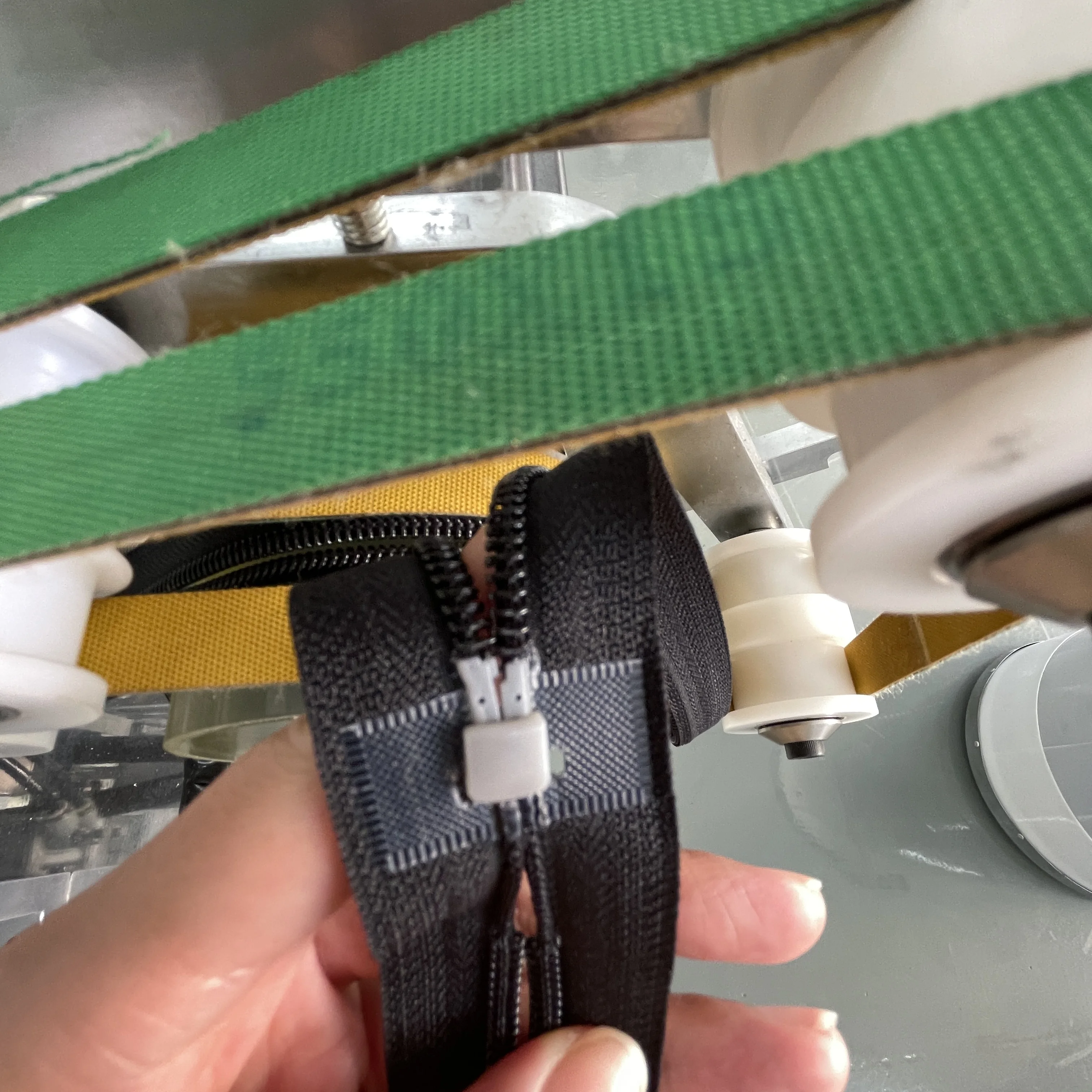 automatic Electrical 2 in 1 Nylon zipper pin box injection and zipper joining machine