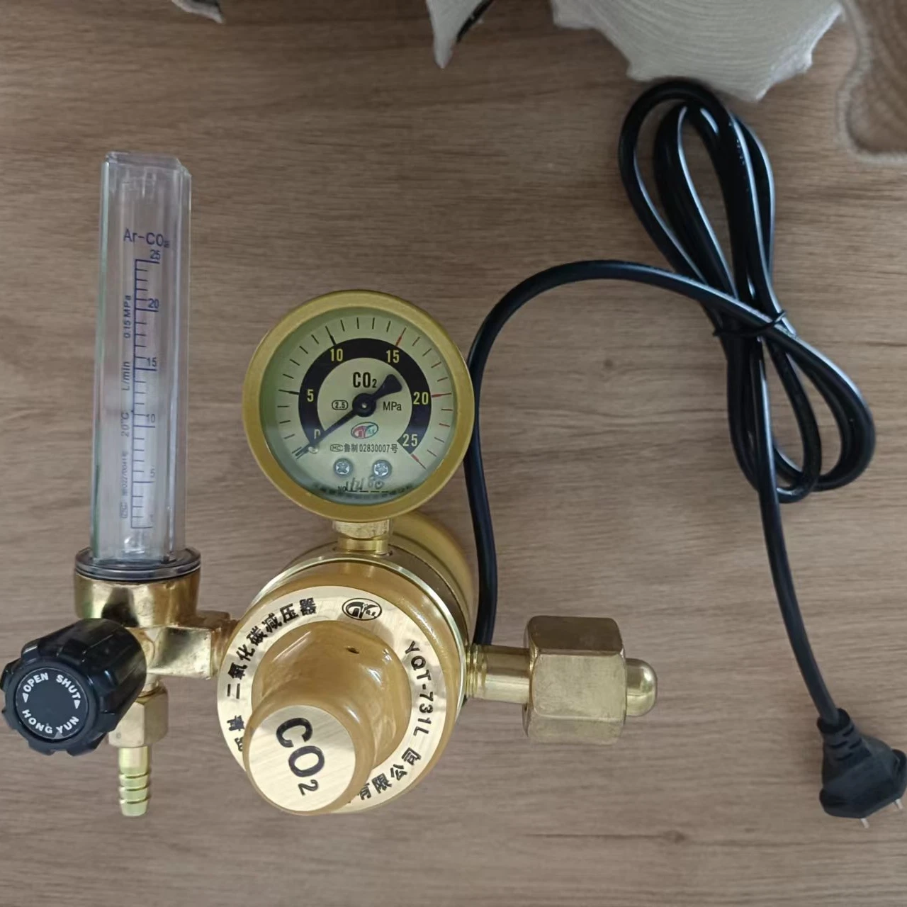 Heated carbon dioxide pressure reducer / mixed gas general