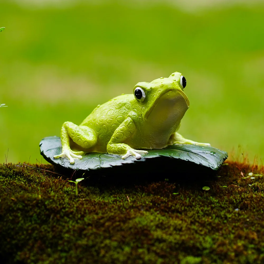 Cute Resin Frog and Leaves 3D Simulation Ornament for Outdoor Garden Landscaping and Desktop Decoration Handmade Crafts