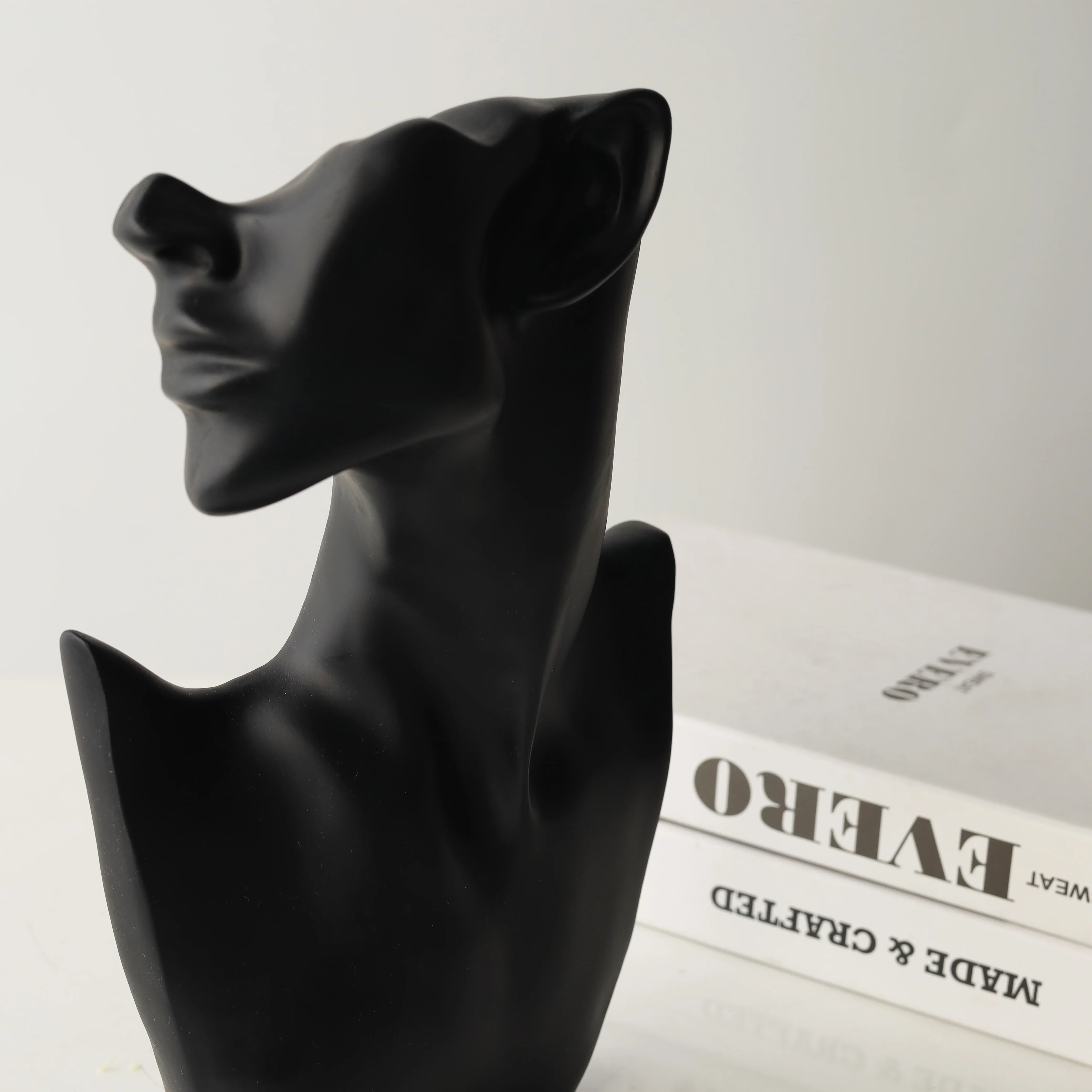 resin crafts Abstract Female sculpture mannequin head with shoulders necklace and earring jewelry display stand