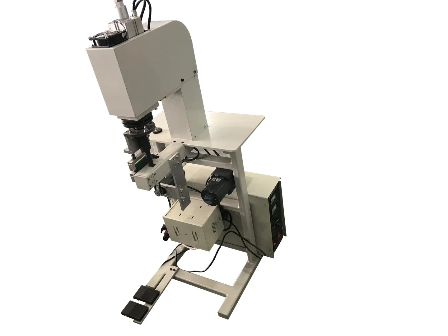 Машина для изготовления нетканых платьев ультразвуковая производственная машина может производить одноразовые нетканые защиты.