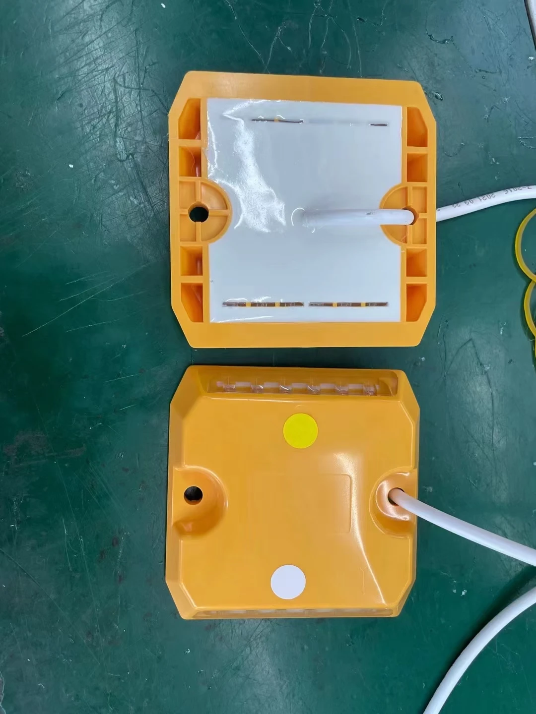 Yellow DC 24V/12V tunnel wired road stud IP68 plastic wired cable led road stud