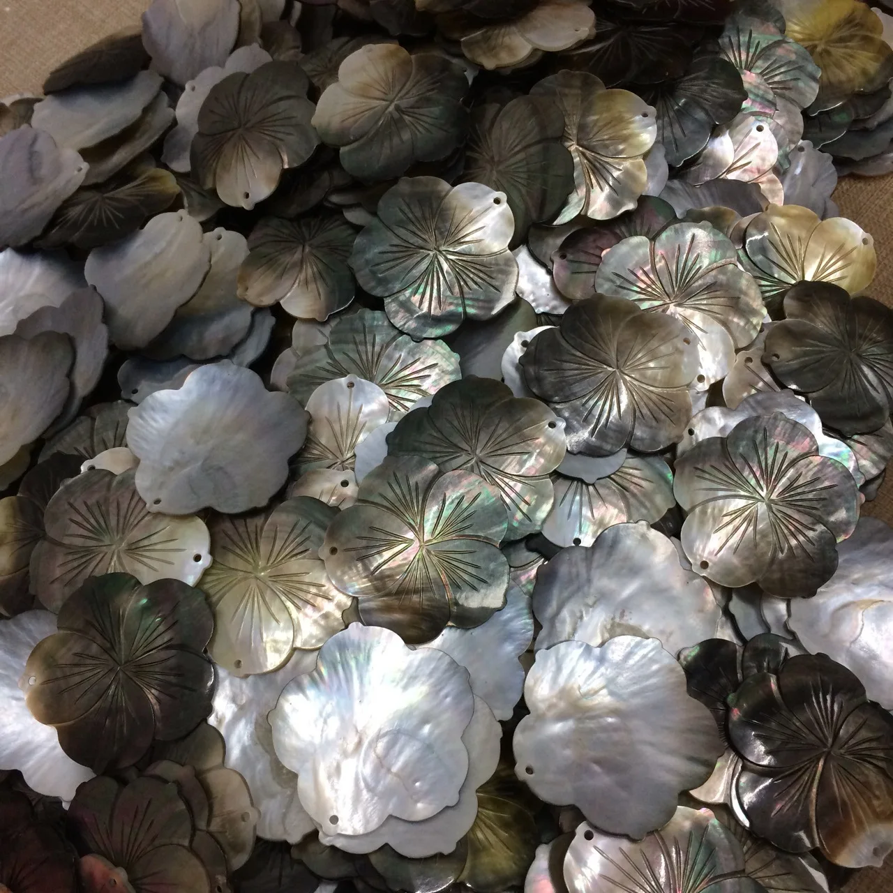 55mm Natural Shell Material Mother Of Pearl Flower Pendant Shell Carving With Decoration DIY Necklace