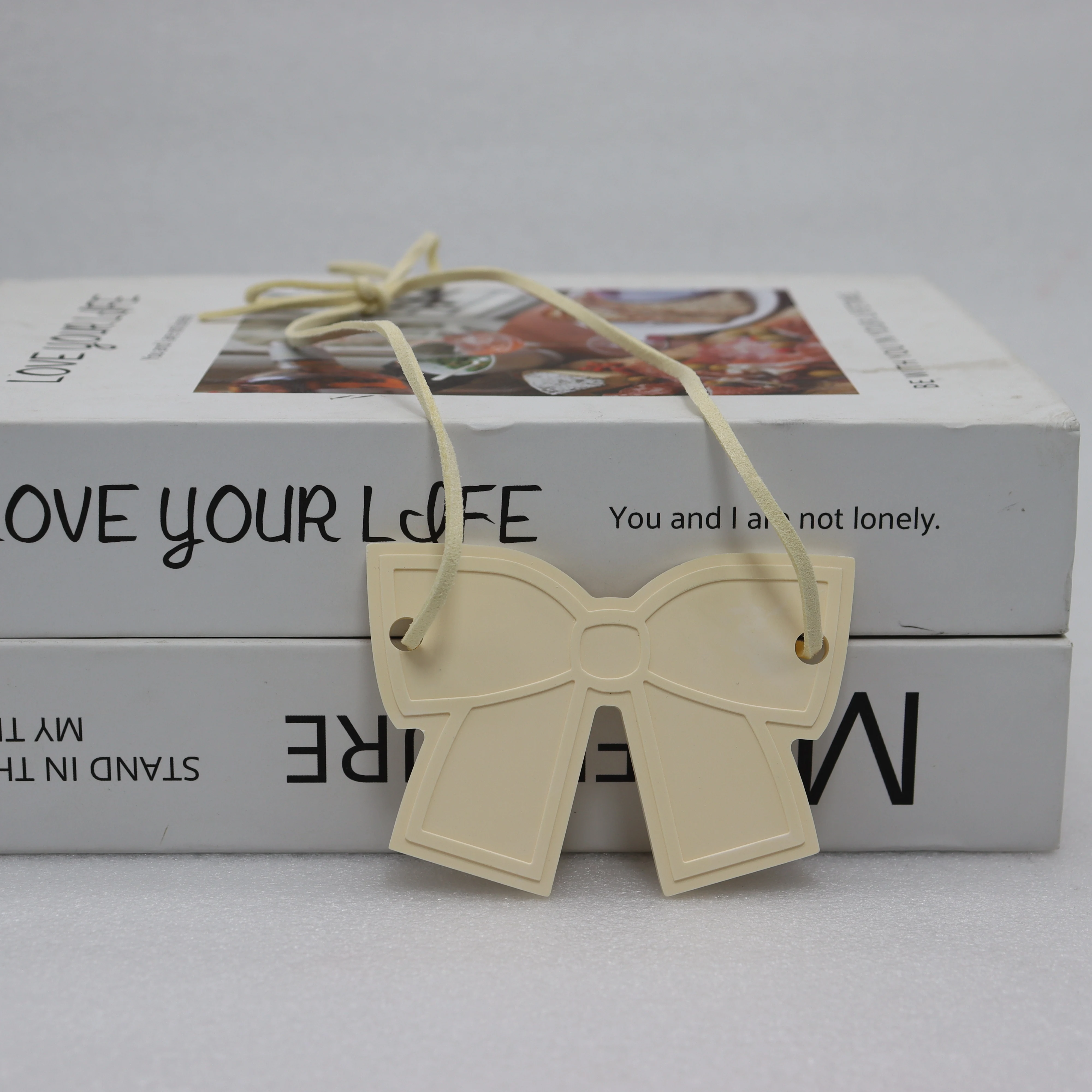 Hot Product Yellow Bow Shaped Mirror Pendant Accessory Ceramic Car Interior Essential Oil Diffuser Stone
