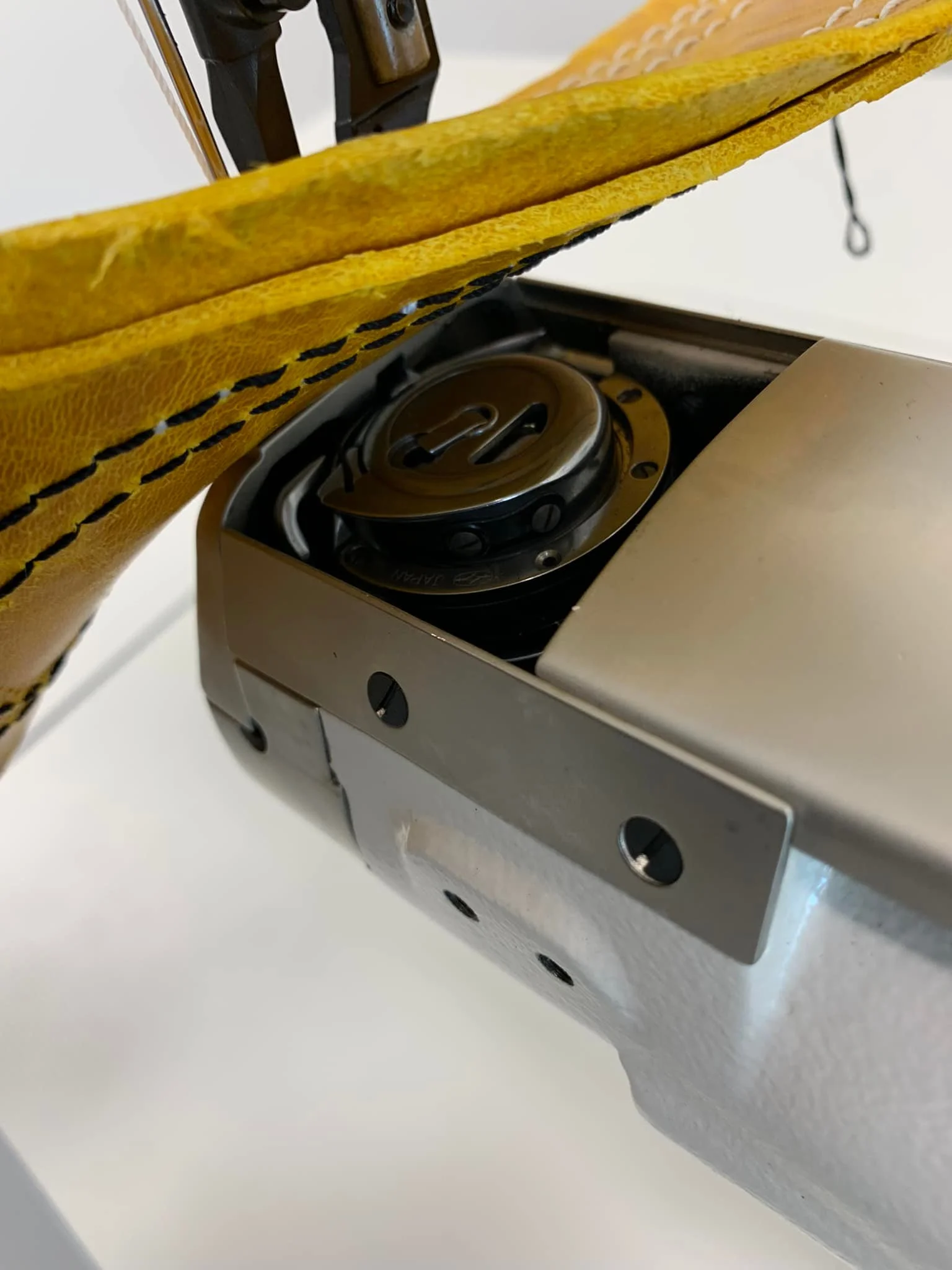 Best Price Golden Wheel CS-8243 Single Needle Cylinder Cart Interlocking Sewing Machine for Thick Material