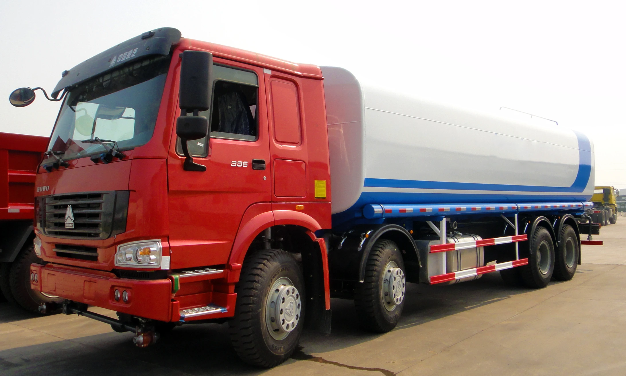 Многофункциональный сбрызгиватель HOWO 8x4, грузовик с резервуаром для воды, правый руль, 25000 литров, на продажу
