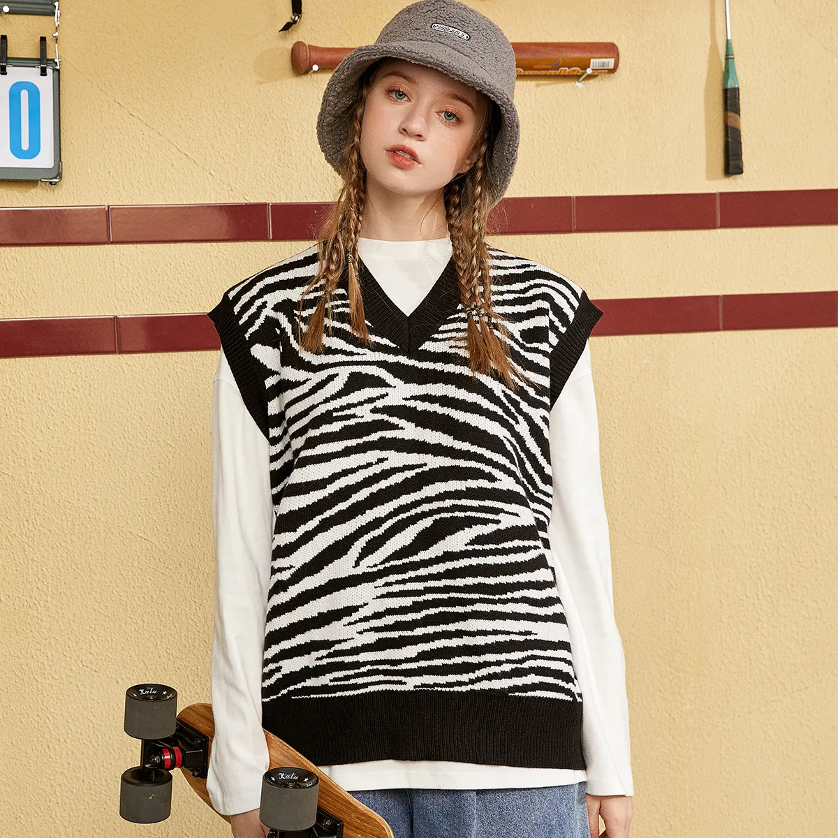 2022 Fashion Knitted Vest Striped Zebra Print Jacquard Pattern Sweater Women V-neck Sleeveless Vest In Fall