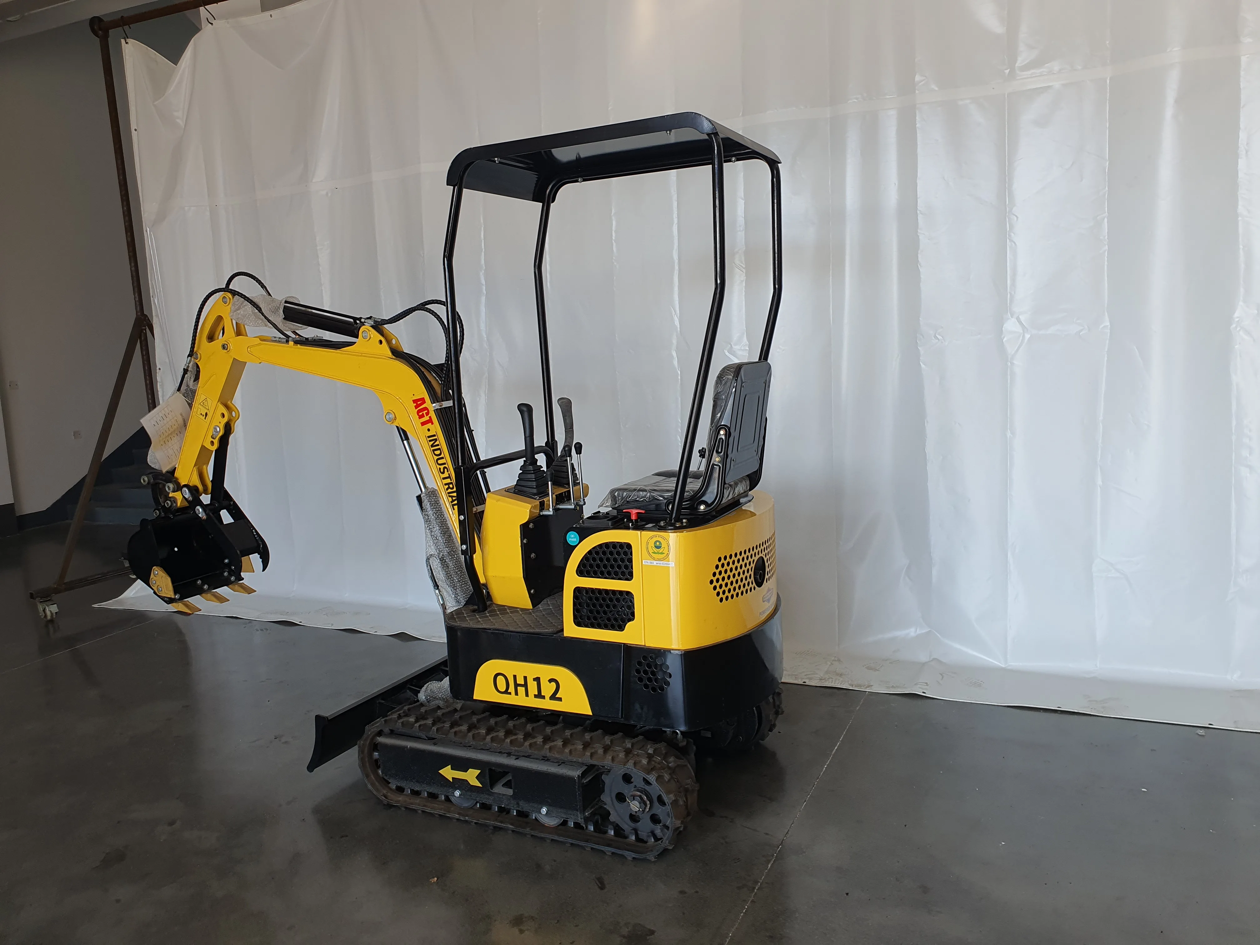 AGT 13.5 HP B&S 1-ton Mini & Small Excavator, Gasoline   AGT-QH12  B&S  engin