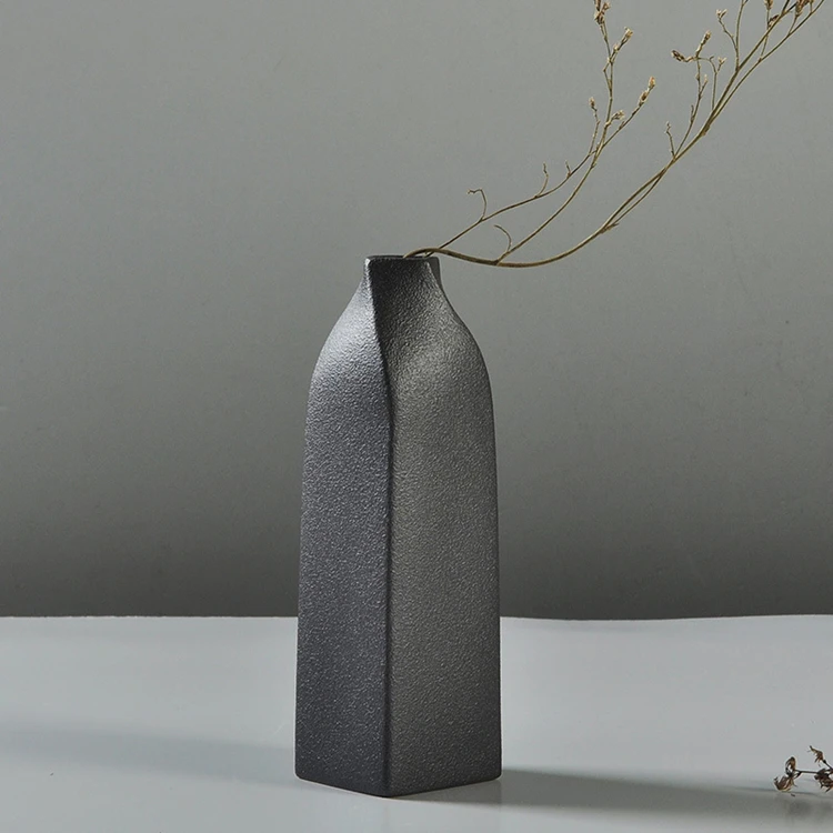 2022 New Creative Modern Unique Matte Black Ceramic Nordic Vase for Flowers Home Decor