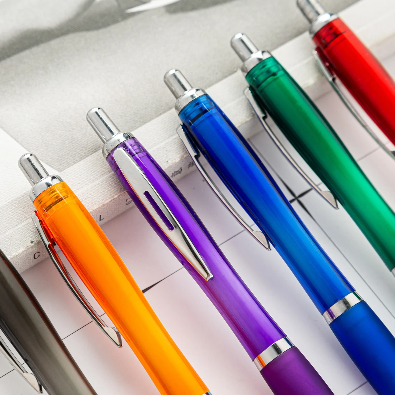 Hot Selling Gradient Color Ballpoint Pen Durable Stylus with Custom Logo Plastic Metal Material for Gifts