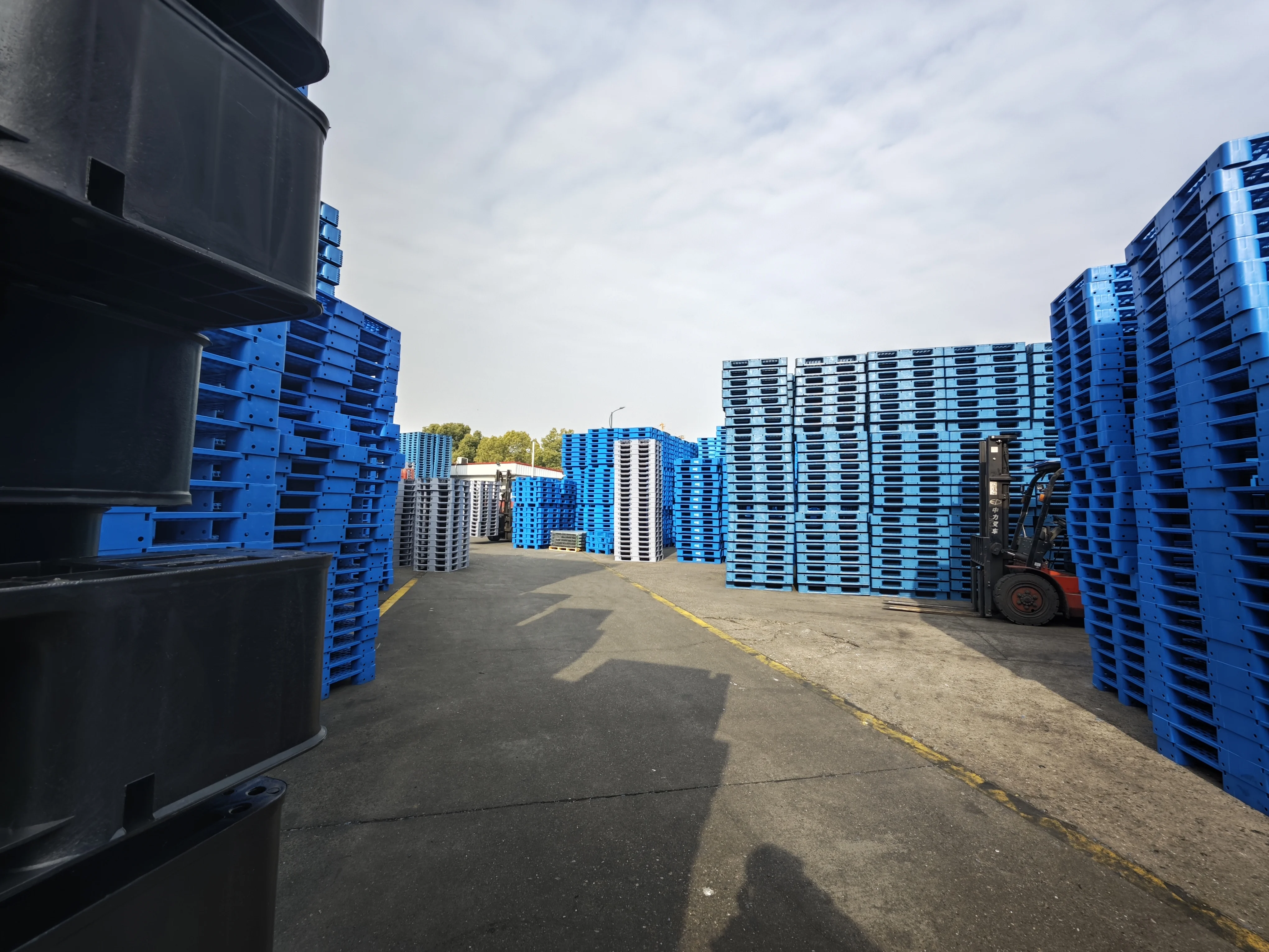 NEXARA Warehouse Storage 1311 1300*1100*150mm Blow Molding Nine Runner Euro Plastic Pallet for Shipping