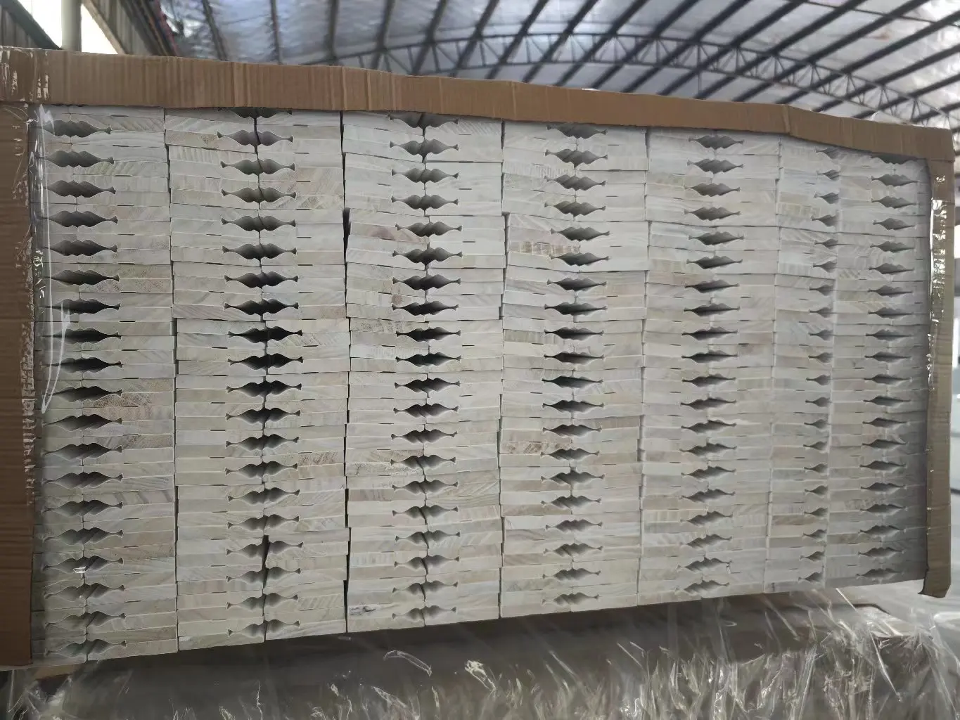 White Primed MDF Baseboard Pine Wood Finger Joint Mouldings Skirting Board