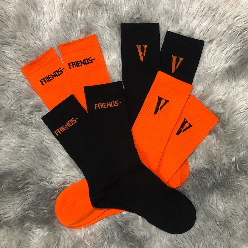 Fashion Street Hip Hop Letter V Friend Design White Black Orange Custom Logo Women Men Socks Unisex Casual Sport Socks