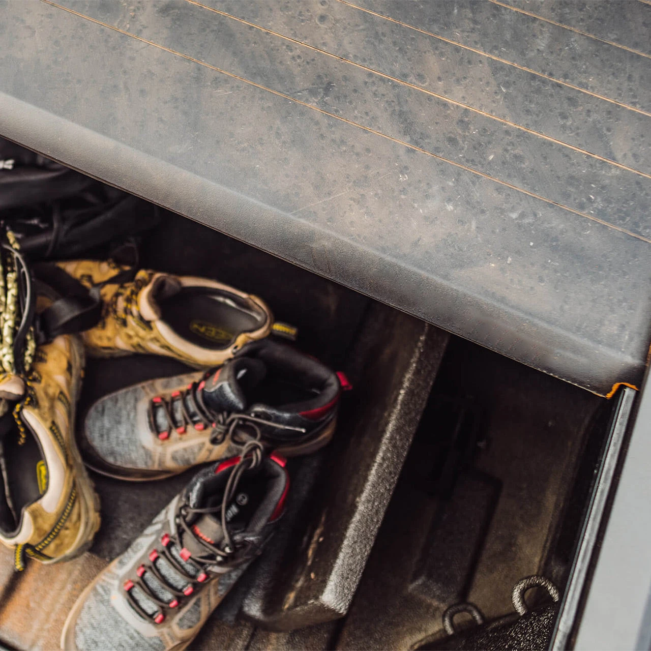 Factory Hard Folding Truck Bed Tonneau Covers for Dodge Ram 1500 2500 3500 Hilux F150 Aluminum Alloy Locking Tailbox Hinged