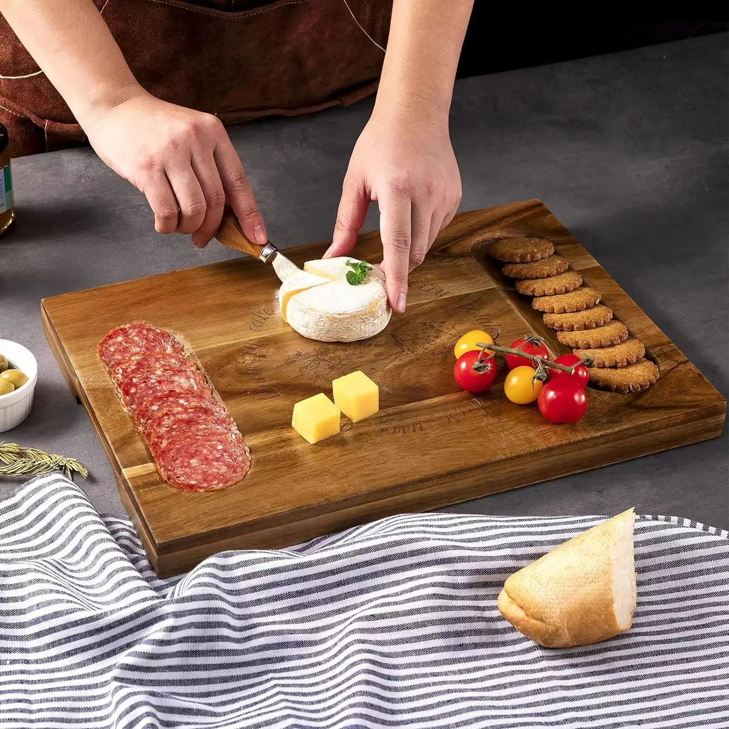 Wholesale high quality Acacia cheese cheese board vegetable bread service tray with cheese cutter