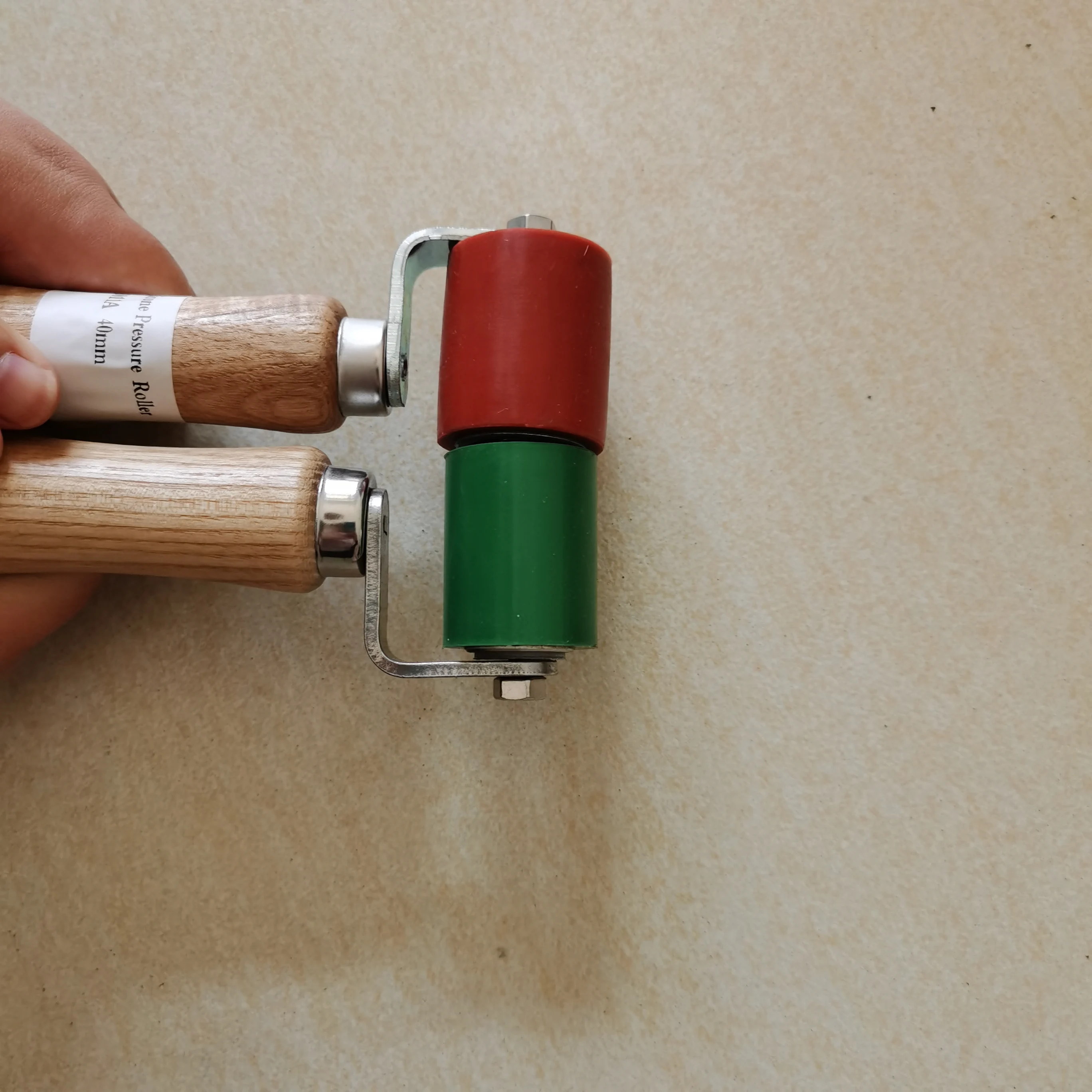 The wide rubber roller has no axle projection on one end for scratchless flush work roofing tools and accessories Vinyl  roller