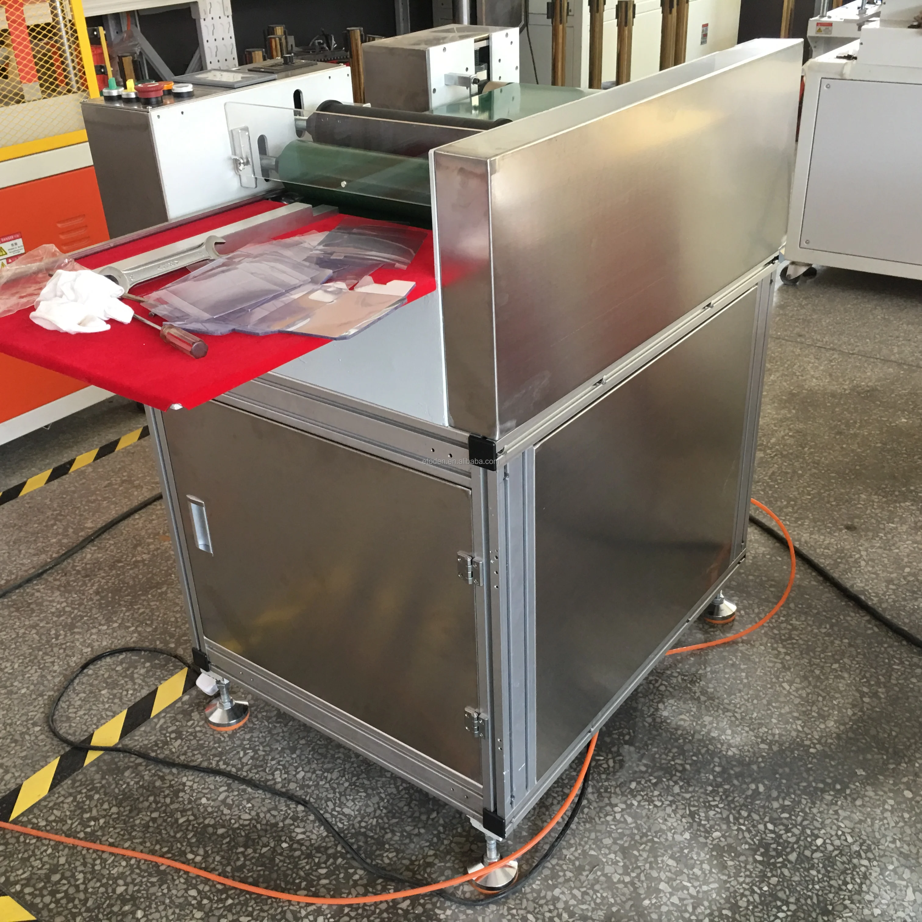 hot melt pasting machine,Plastic boxes hot melt gluing machine,silicon type hot melt glue pasting pet clear box machine