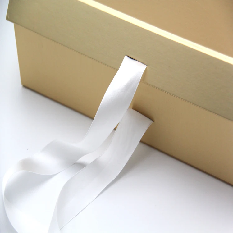 Белые картонные коробки с бантом магнитной застежкой и логотипом прозрачной крышкой