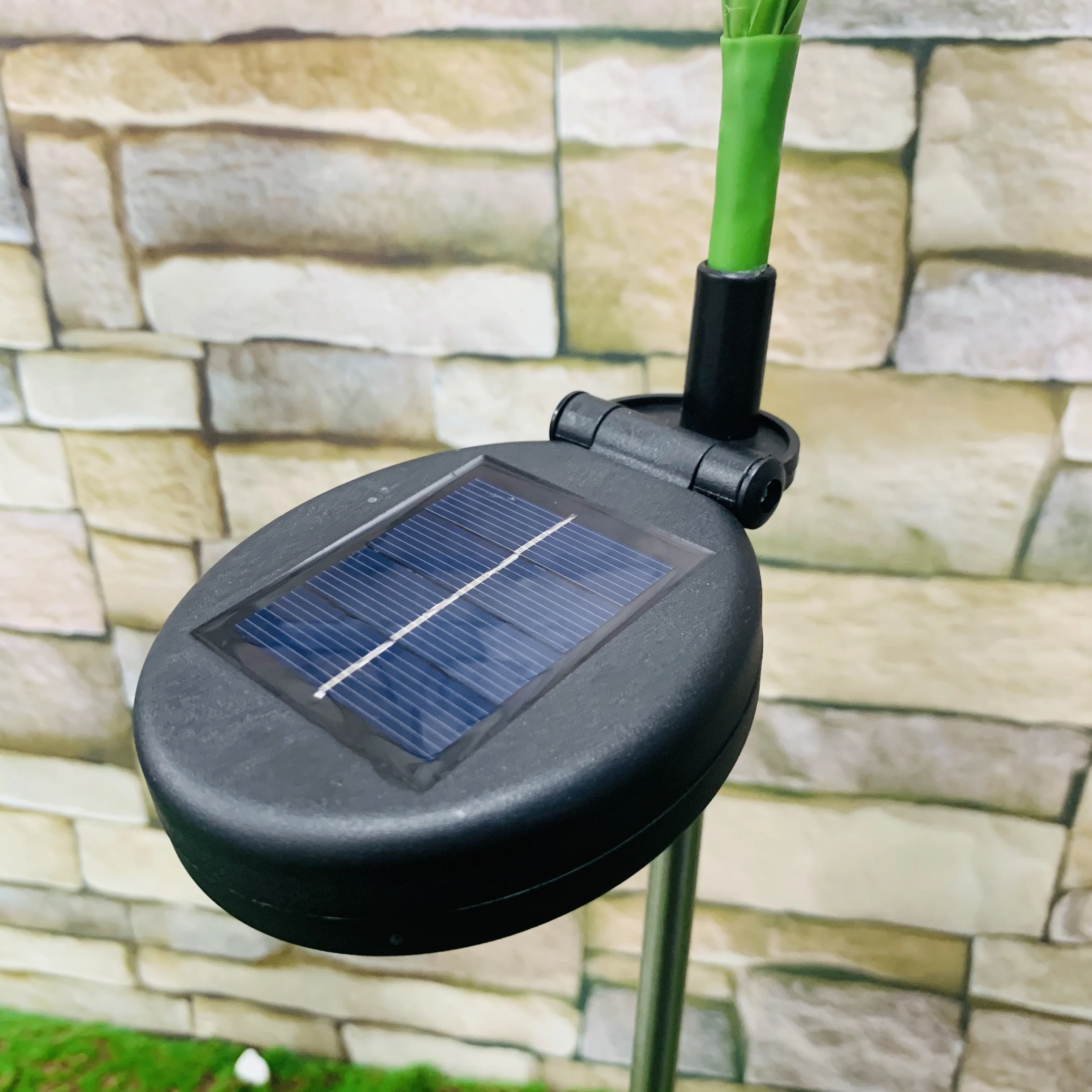 Outdoor Solar Garden Stake Lights Solar Powered Lights Lily Flower Multi-Color Changing LED Solar Landscape Light
