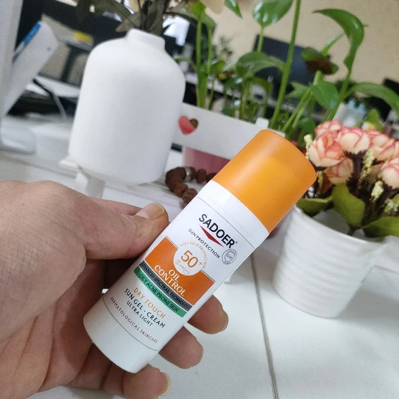 Wholesale outdoor isolation UV moisturizing sunscreen oil control refreshing not stuffy sunscreen