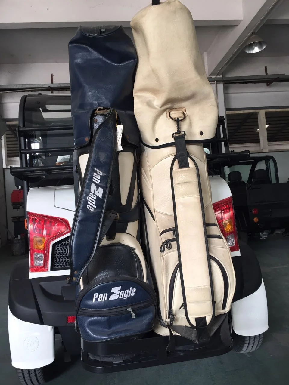 electric 4 seats closed golf cart with air conditioner AC system 5kw motor 40km/h with rear golf bag holders GEL battery