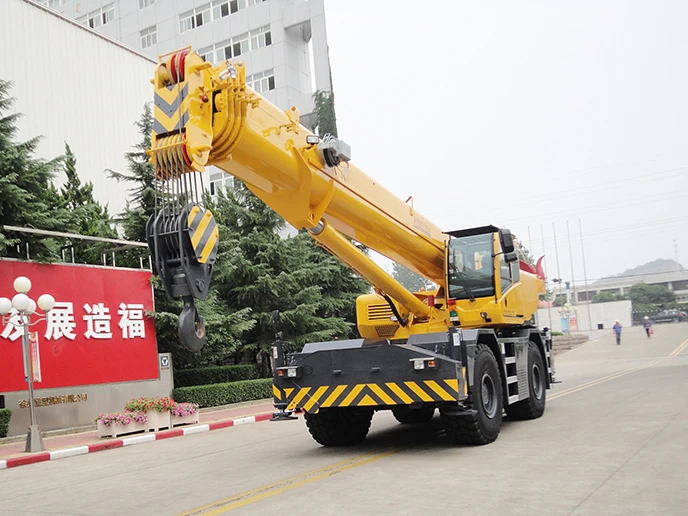 Hydraulic Telescopic 4-Section Boom XCR55L4 55ton Rough Terrain Crane 49.6m