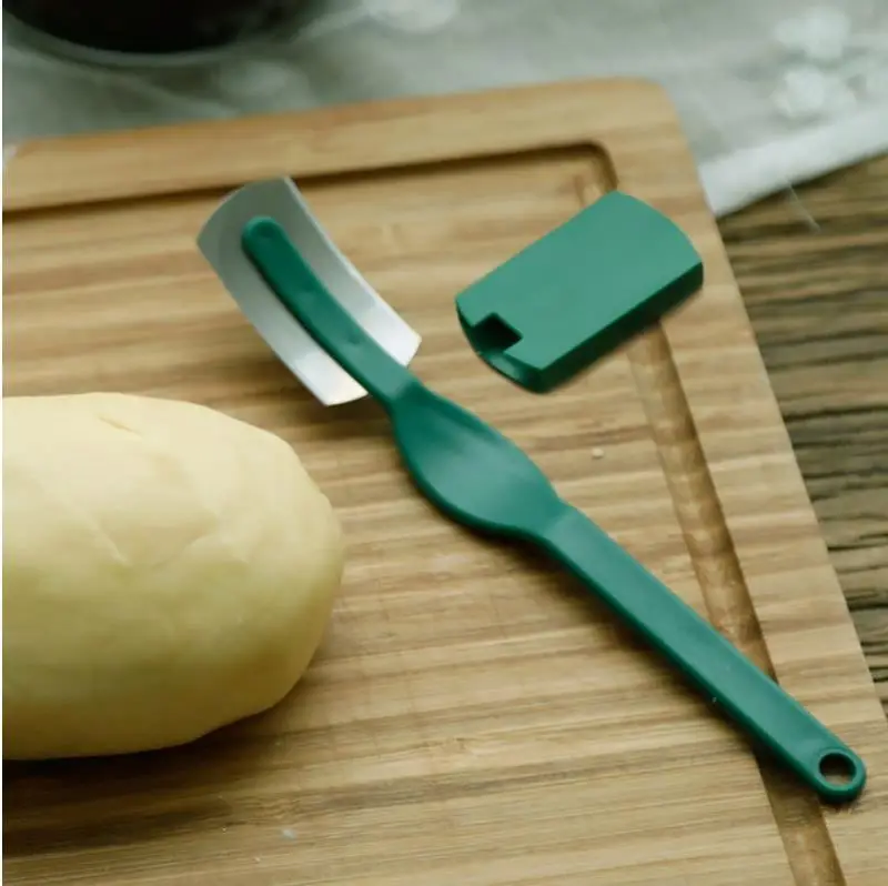 Green Color Plastic Bread Knife with Carbon Steel Blade Curved Shaped Bread Cutter with LID  for Baking Tools