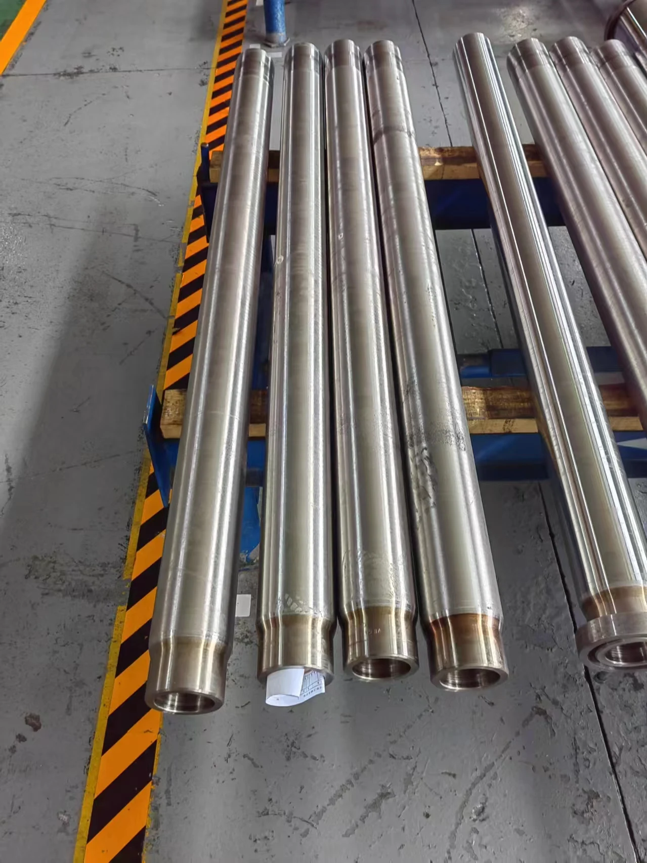 Инструмент для снижения ударов и вибраций бурения на месторождениях гидравлические амортизирующие Подводные устройства с радиальным осевым направлением