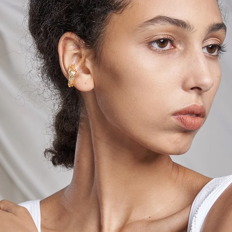 High Quality 18K Gold Plated Brass Jewelry Irregular pleated Ear Clip Curved Single Earrings E211279