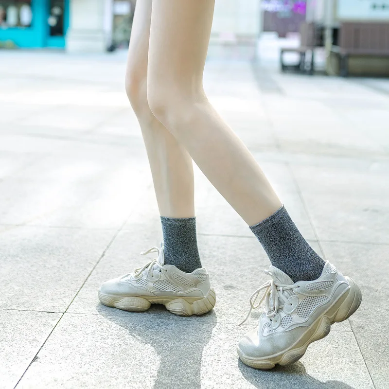 El Bordado De Encargo De Las Mujeres Del Tamano Pega La Seda De Plata Del Oro Que Brilla Calcetines Del Color Solid