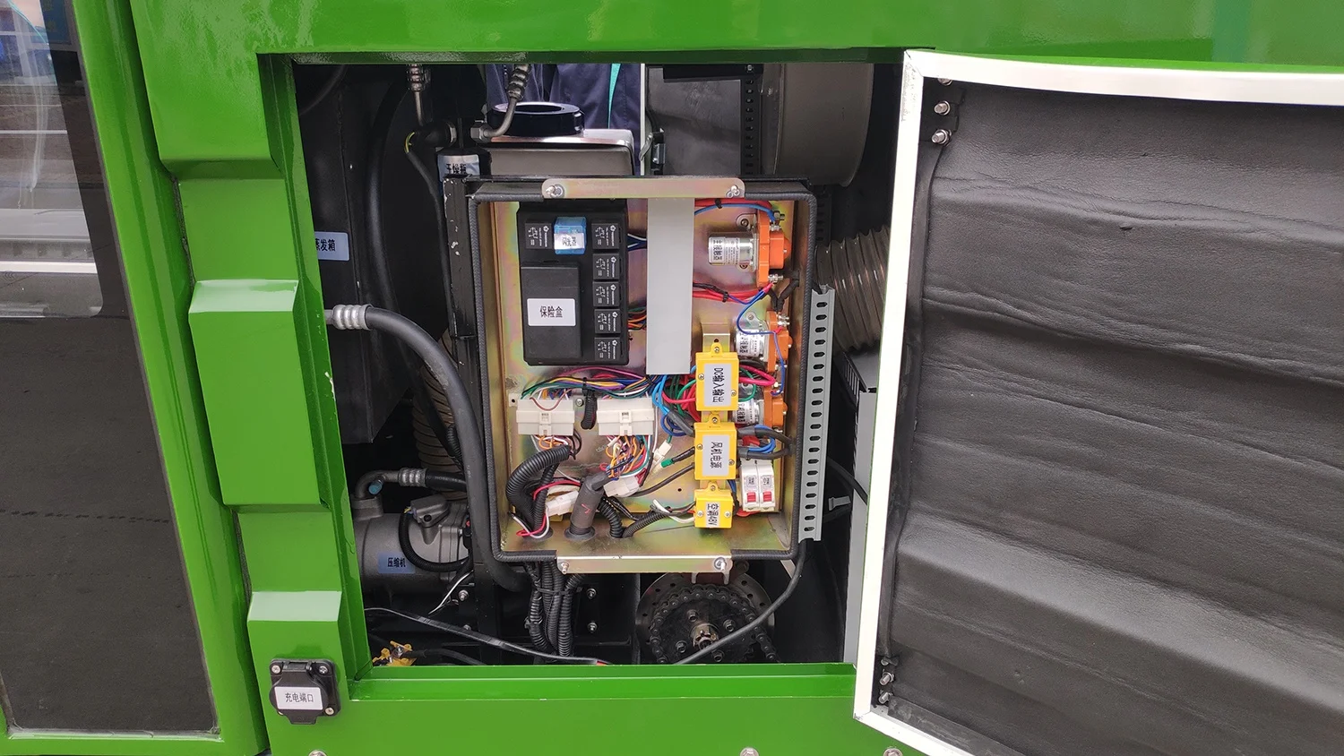 Full Closed Cabin Automatic Mini Street Tractor Outdoor Vacuum Dust Cleaner Road Sweeper