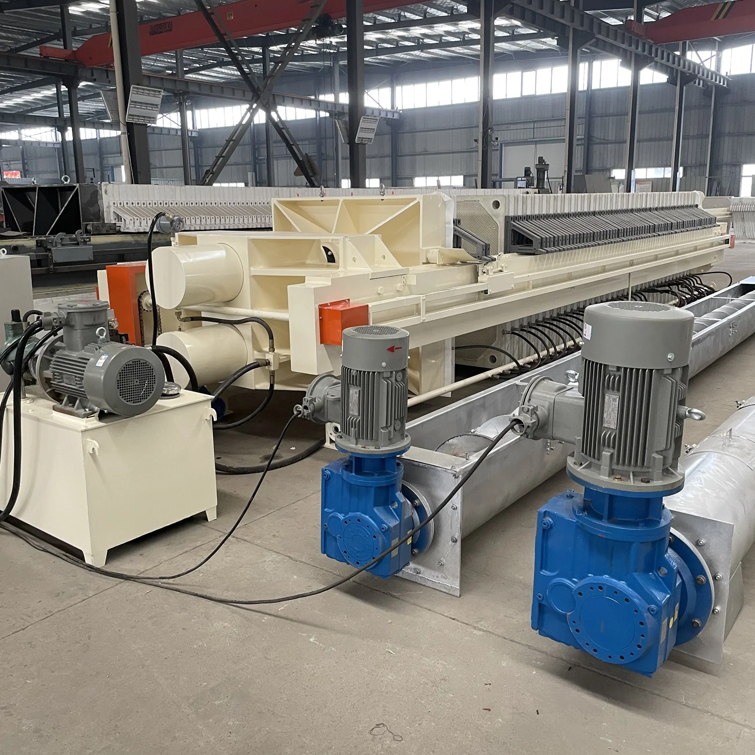 Full automatic big membrane filter press with screw conveyor for application in tailing industry, iron and copper concentrate