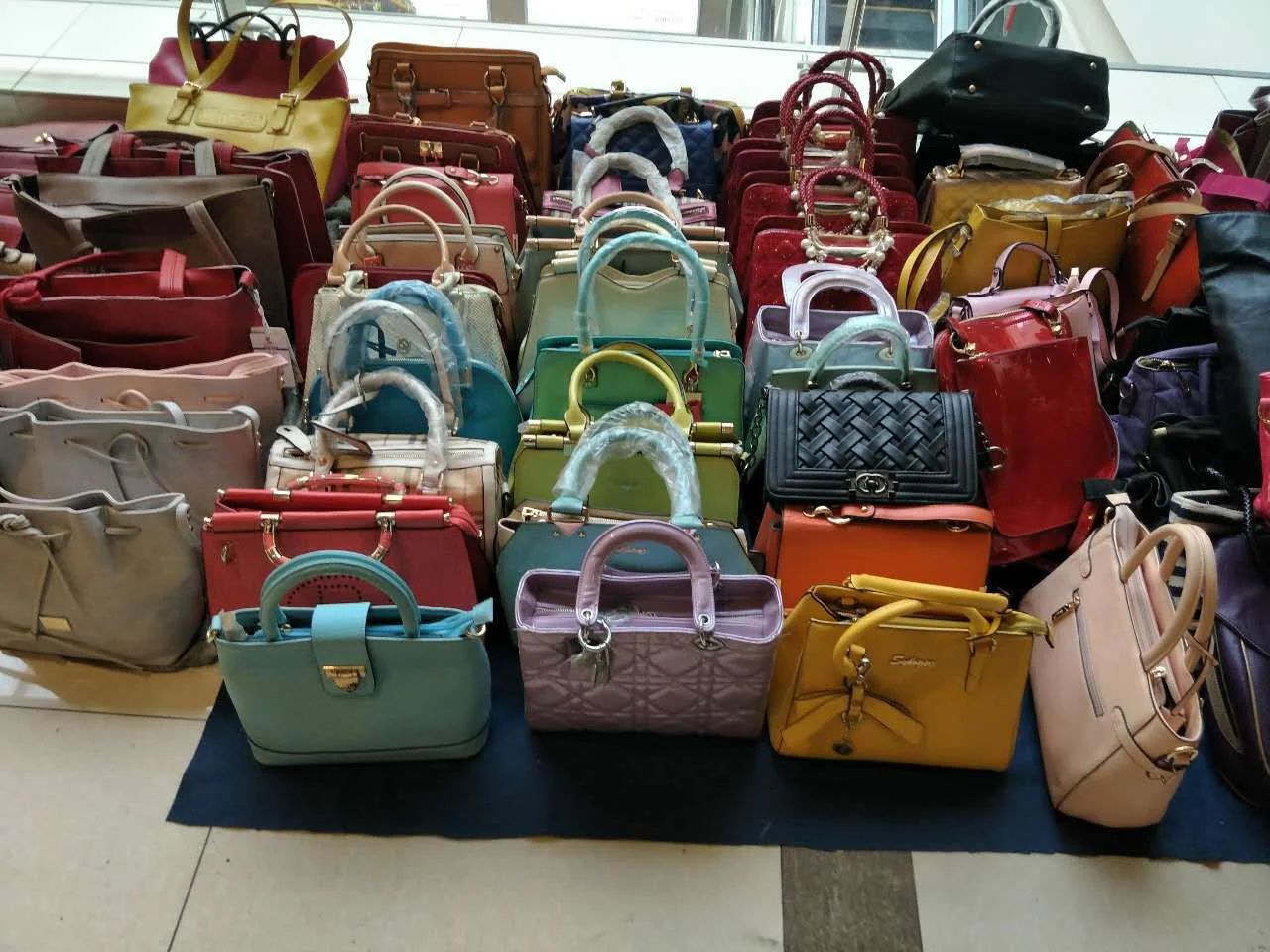 Popular High Quality Mixed Packaging random Delivery Fashion Designers Inclined Shoulder Bag Clut Stock Lady Handbags Used Bags