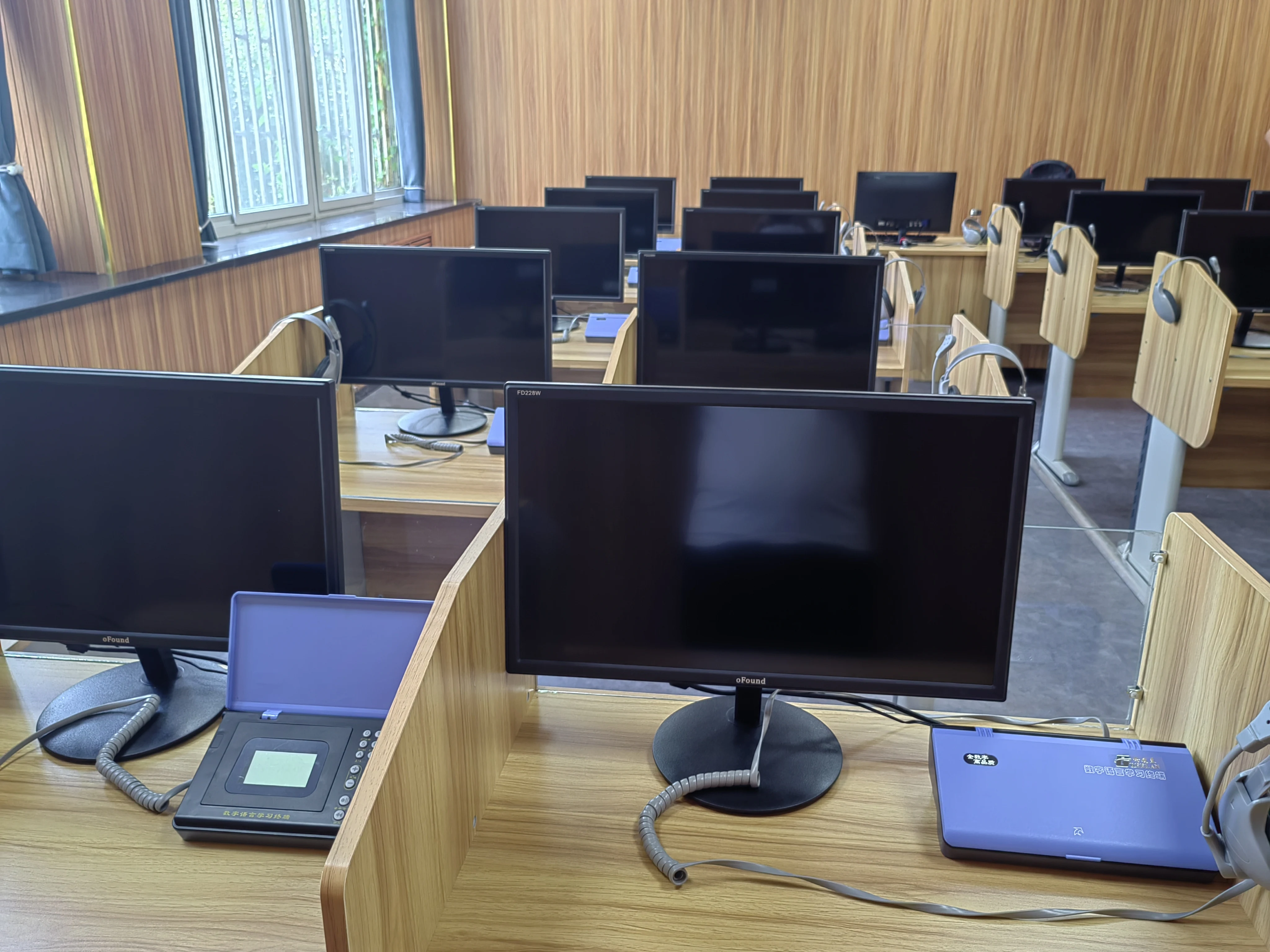 noise cancelling headphone wired for language lab