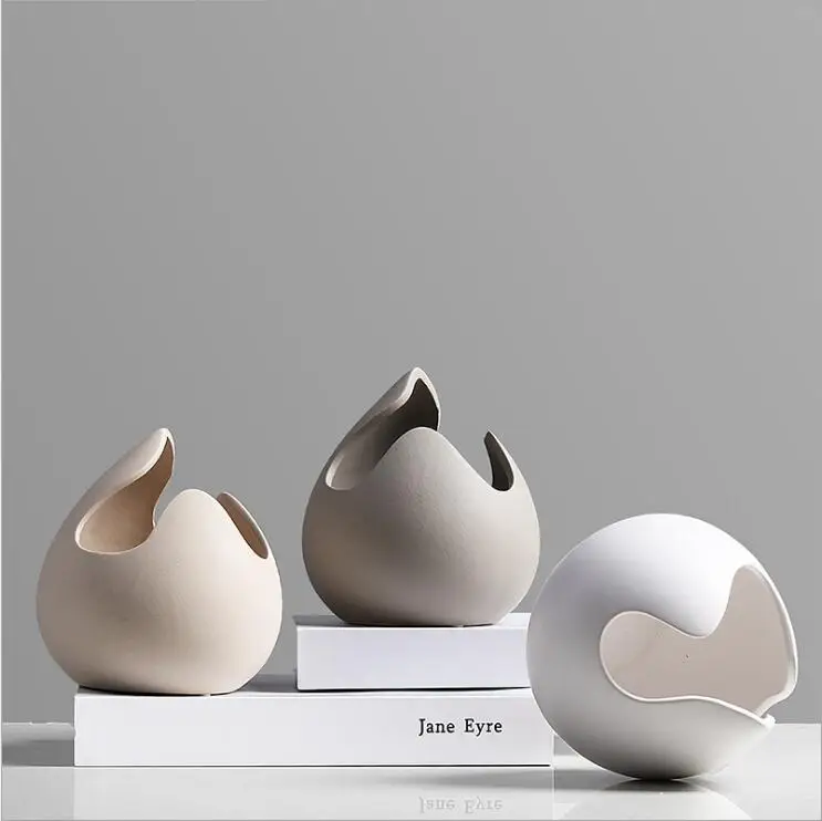 
Simple and creative ceramic floral decoration on the living room mesa, eggshell and small flower bottle decoration 