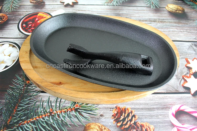 Pre-seasoned cast iron sizzler plate with wooden base hot plate steak sizzling plate with fork