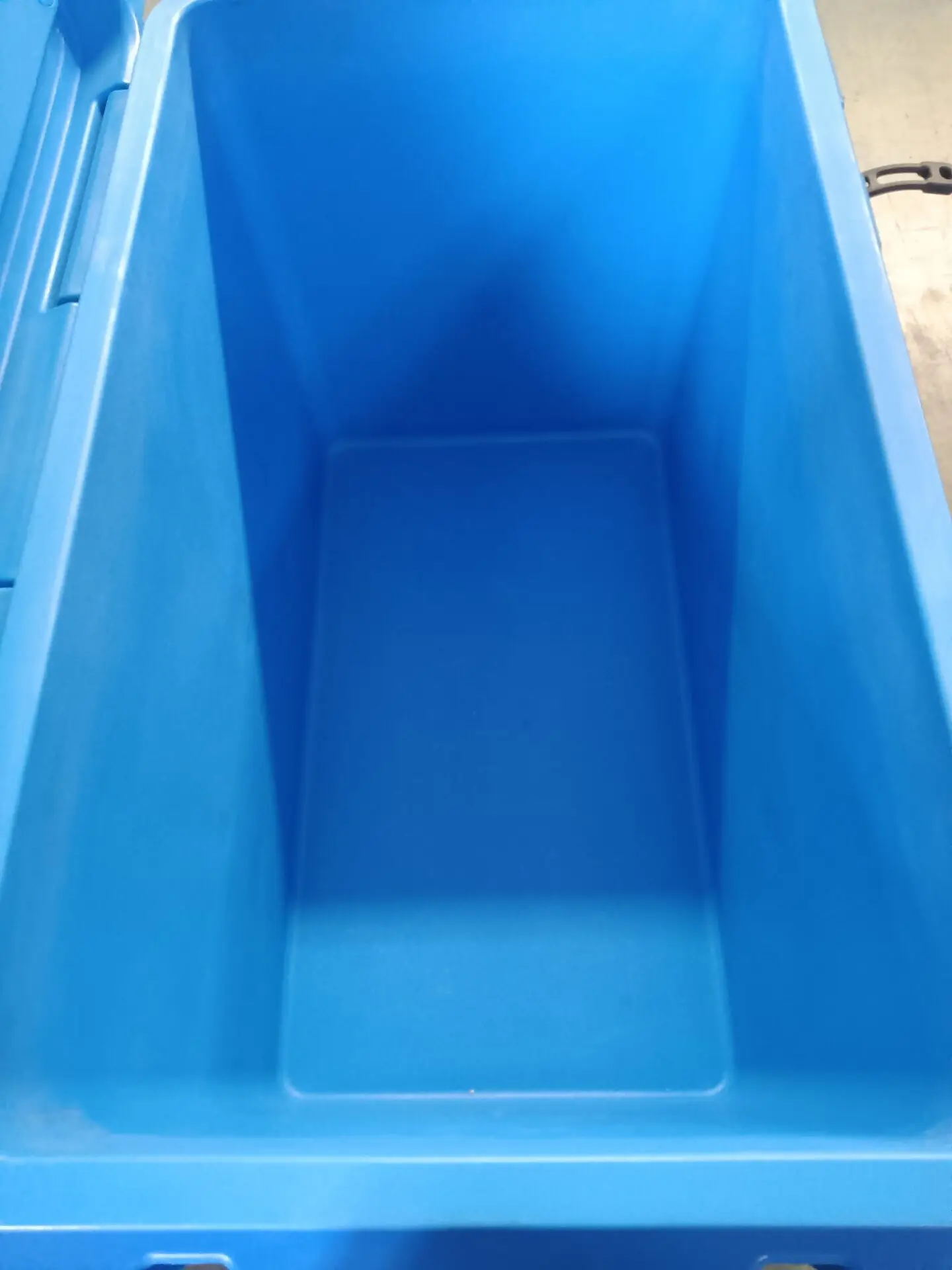 High capacity dry ice storage box for transport of dry ice pellets and blocks