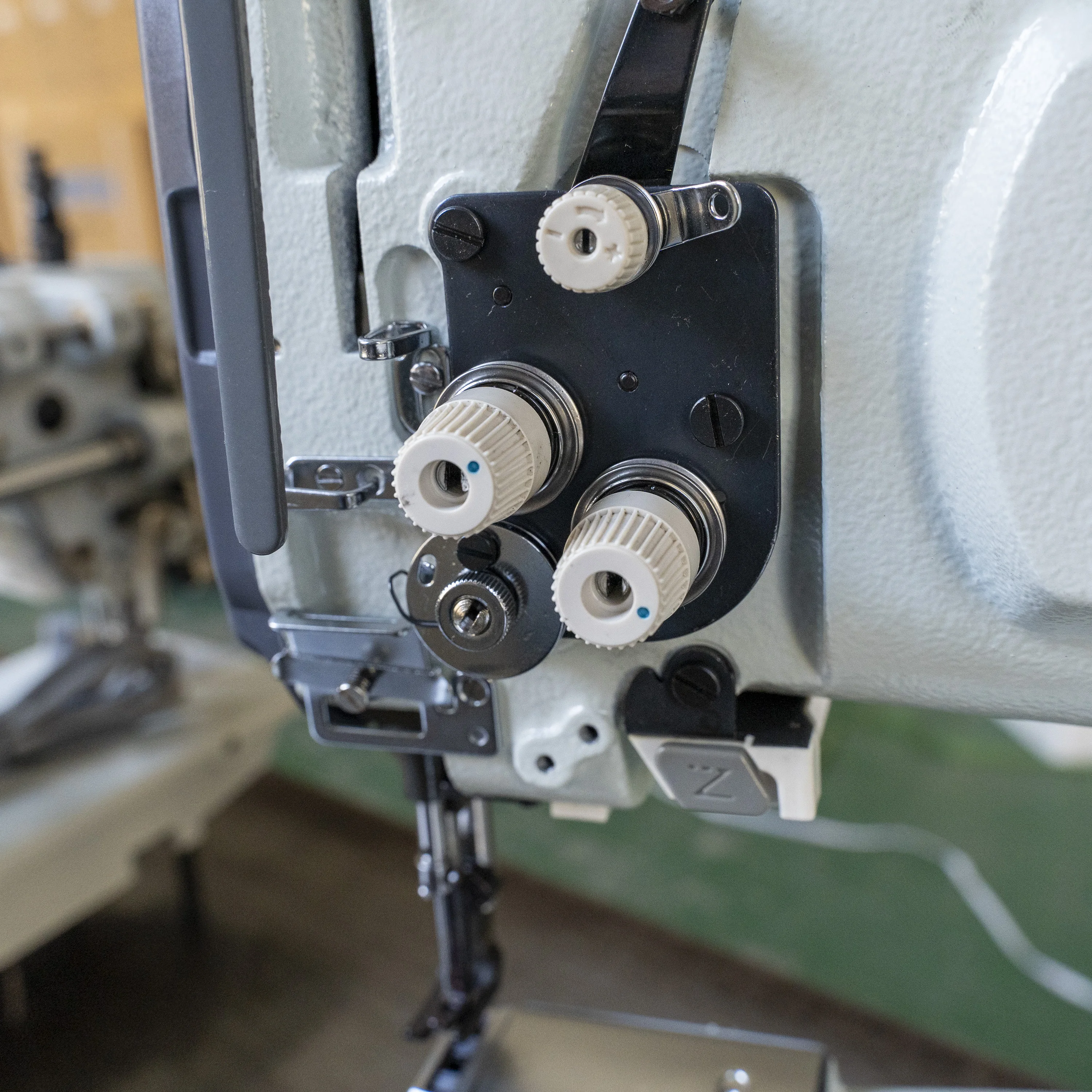 Fully automatic leather sewing machine HK-1341D-D3 Automatic thread cutting automatic lifting pressing foot