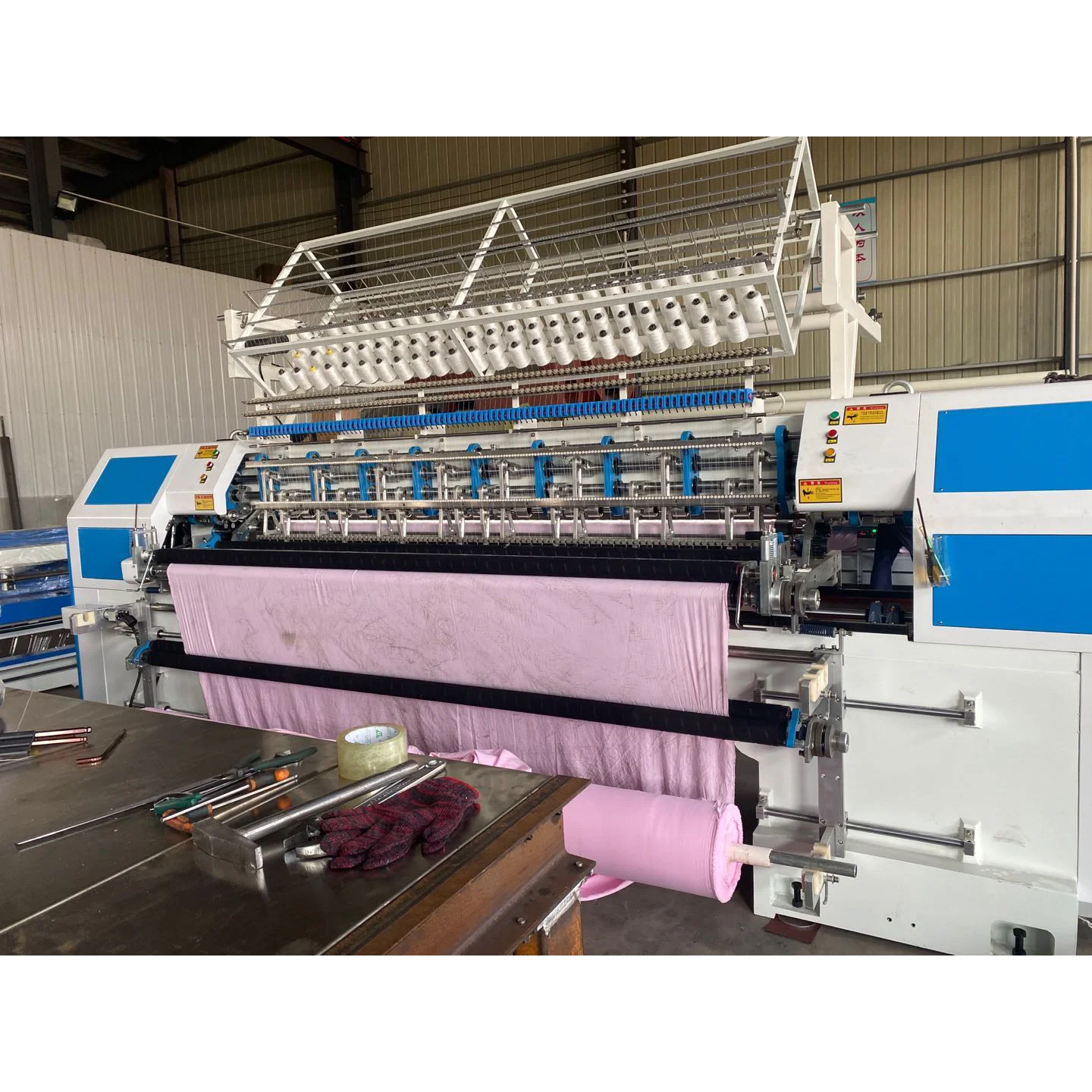 Высокоскоростная автоматическая машина для автоматического наполнения двойных тамбурный шов: Доступное многоигольные стегальные машины для матраса и комплект стеганых одеял