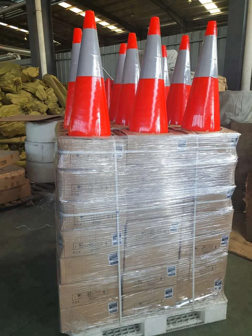2025 Zhejiang hot sale black base cone 45 cm  70 cm 90 cm PVC traffic cone high quality safety cone with black base