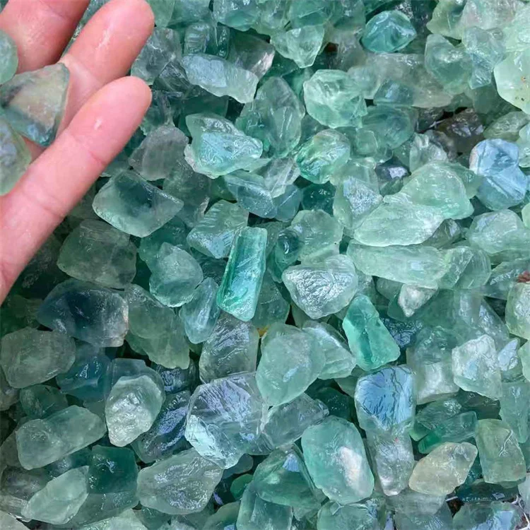 Wholesale Demagnetized crushed stone crystal raw stones Green fluorite price per ton aromatherapy expanding stone for sale