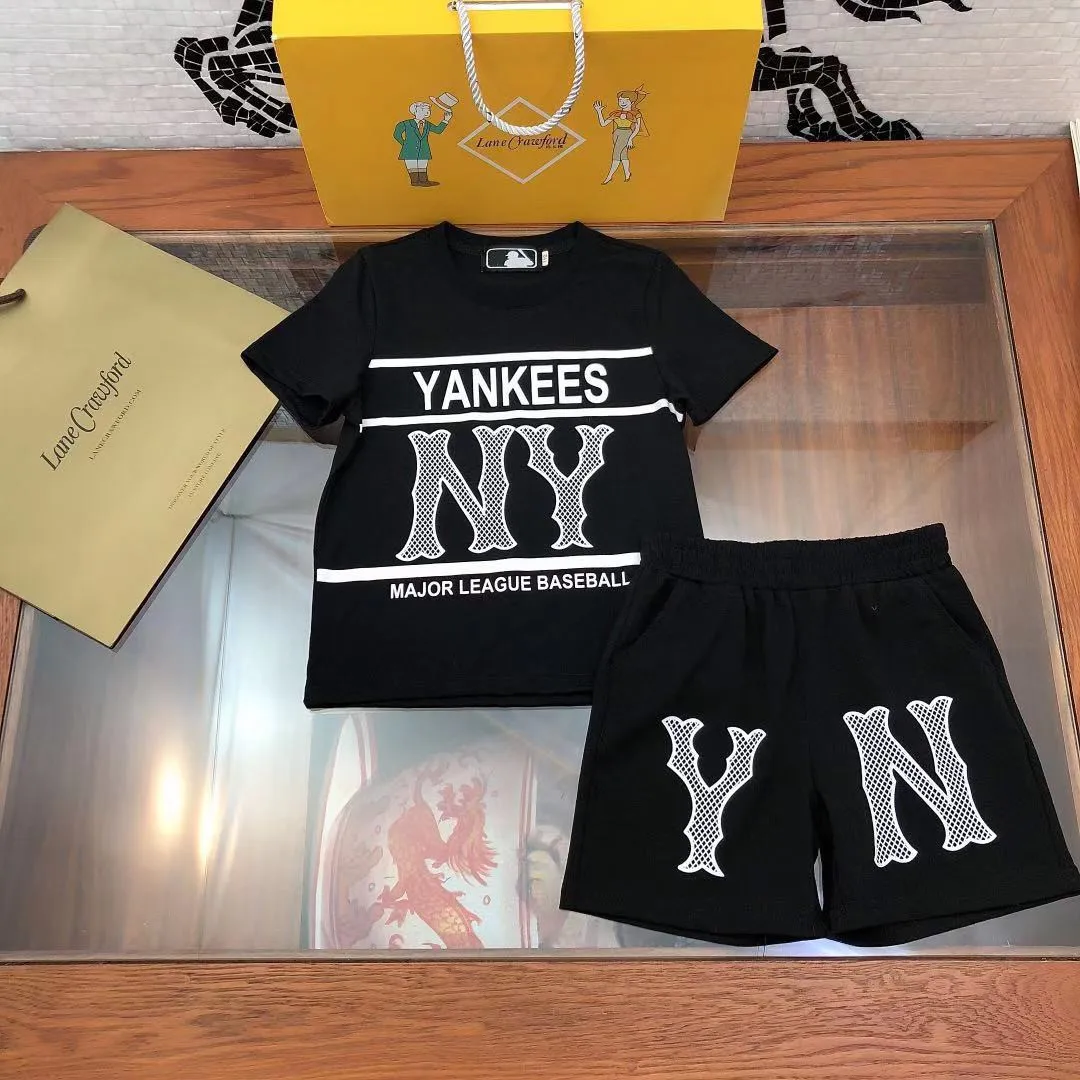 
The new summer sports short sleeve suit is comfortable, durable, fashionable, atmospheric, sunny and handsome boy short sleeve 