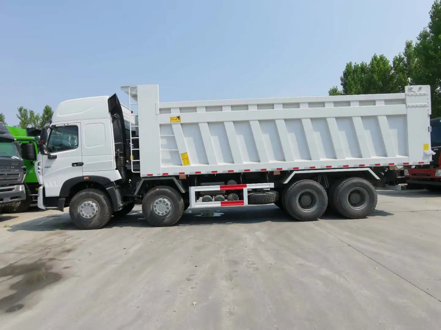 While color tipper truck for heavy duty truck use